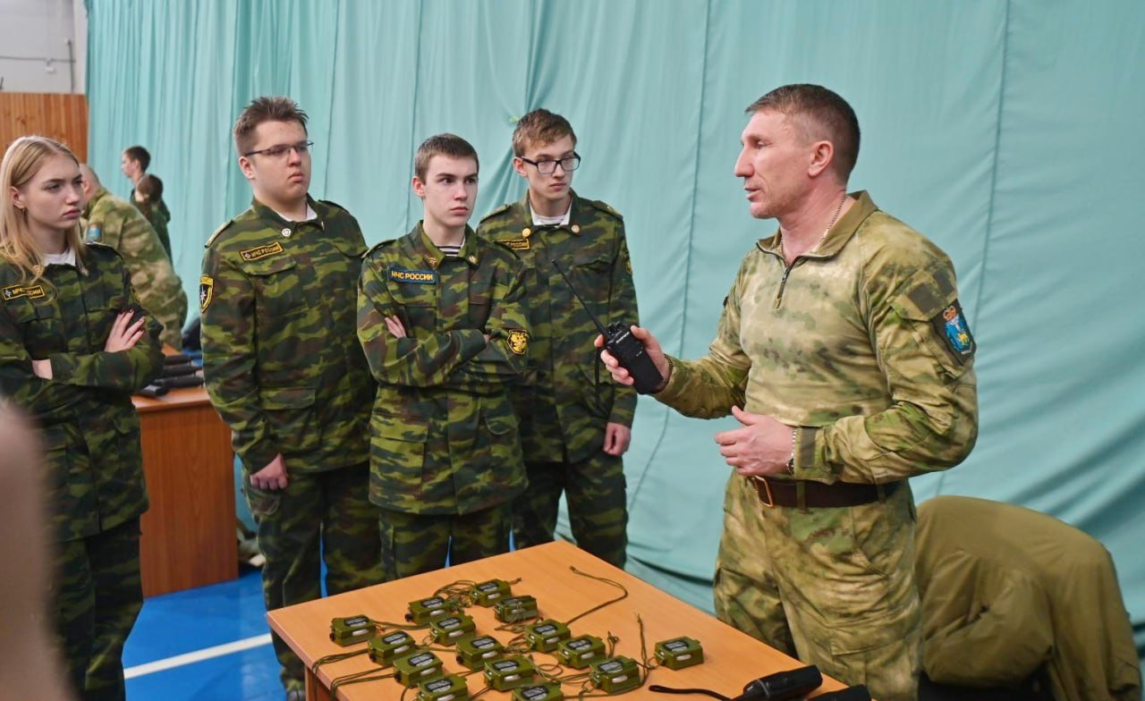 В великолукском спорткомплексе «Стрелец» прошел урок самообороны и оказания первой медицинской помощи для женщин. Мероприятие организовала команда «Единой России» в рамках партийных проектов «Выбирай своё» и «Выбор сильных» совместно с клубом спортивных единоборств «Отечество – Псковская область», центром военно-спортивной подготовки «Воин» и региональным отделением СоюзМаш России.  Также на площадке спорткомплекса инструкторы центра «Воин» провели заключительный этап пятидневных интенсивных сборов по военно-спортивной подготовке для кадет Великих Лук.  Урок самообороны для женщин провел кавалер двух орденов Мужества, ветеран СВО Камиль Ижболдин. Основам оказания первой медицинской помощи обучали инструкторы центра «Воин». Благодарю их за поддержку нашего мероприятия. Отдельные слова благодарности за поддержку инициативы – руководителю Ассоциации ветеранов СВО в Великих Луках Алексею Фомичеву.  Программа по обучению женщин навыкам самообороны инициирована активистами «Единой России». В современных условиях умение защитить себя и оказать первую медицинскую помощь приобретает особую значимость. Эти навыки помогают женщинам чувствовать себя увереннее, обеспечивают безопасность и могут спасти жизнь в экстренных ситуациях.  Впервые урок самообороны для женщин наша команда провела в октябре прошлого года. Его участником стала заместитель секретаря Генсовета «Единой России», сопредседатель общественного совета федерального партпроекта «Женское движение Единой России» Дарья Лантратова. Тогда она отметила, что опыт Псковской области будет поддержан «Женским движением Единой России» и может быть тиражирован в других регионах.  Фото Евгения Николаенкова