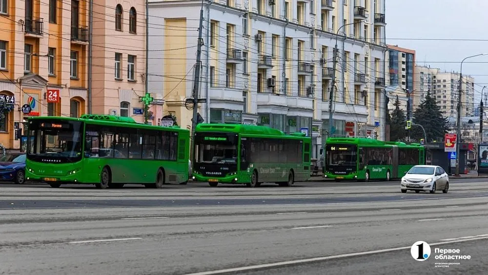 Челябинск Главное   Челябинцы смогут сами открывать двери в автобусах 24 и 64 Нововведения начнут действовать с 11 апреля Система адресного открытия дверей работает по кнопке Она активируется только на остановках когда вход или выход разрешен на ней загорается зеленый сигнал Такая система нужна чтобы сохранить тепло зимой или прохладу от кондиционера летом в салоне автобуса Читатели ИА Первое областное поделились впечатлениями от работы системы адресного открытия дверей в автобусах 24 По их словам кнопка не всегда срабатывает Часто пассажиры обращаются к водителю с просьбой открыть дверь Мы в MAX VK Сайт подробнее на канале Челябинск Главное
