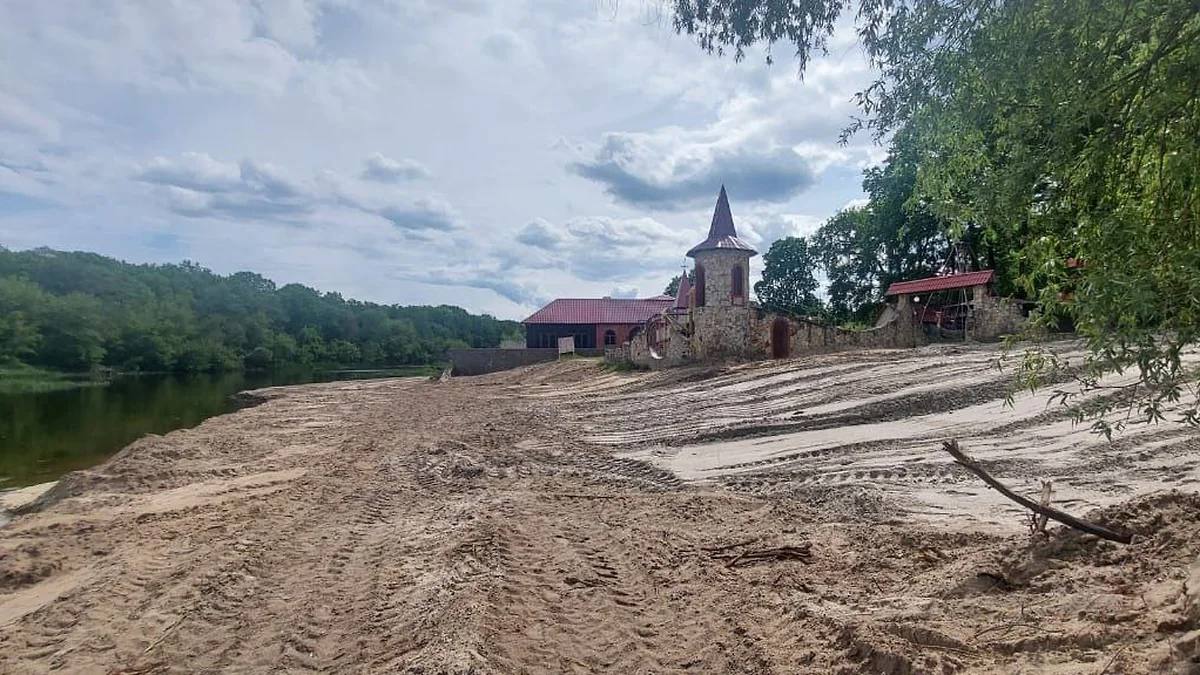 У базы отдыха «Дивноречье» под Воронежем попытались сделать незаконный пляж Берег реки Воронеж у базы отдыха «Дивноречье» в деревне Писаревка Рамонского района Воронежской области засыпали песком в попытке устроить пляж на особо охраняемой природной территории. Об этом сообщили в министерстве природных ресурсов и экологии региона. Фото: министерство природных ресурсов и экологии Воронежской области Подписывайтесь на «Ъ-Черноземье»