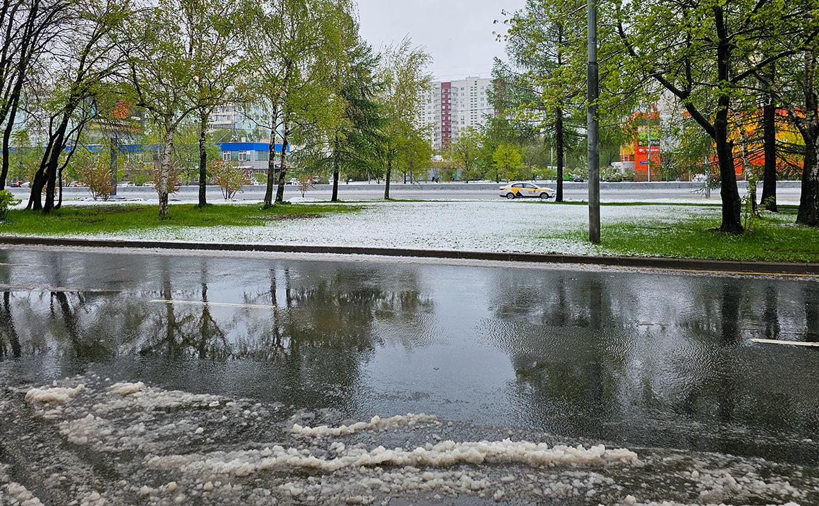 Московским водителям порекомендовали пересесть на общественный транспорт или сменить резину на зимнюю из-за ухудшения погоды. В ЦОДД просят быть осторожнее на мостах, эстакадах и избегать резких манёвров. Синоптики предупреждают: в начале недели в столице возможен мокрый снег, дневная температура — до +11 °C, ожидается небольшой дождь, пишет РБК. Фото: АГН «Москва» Подписаться Прислать новость Спецпроект «Герои-военкоры»