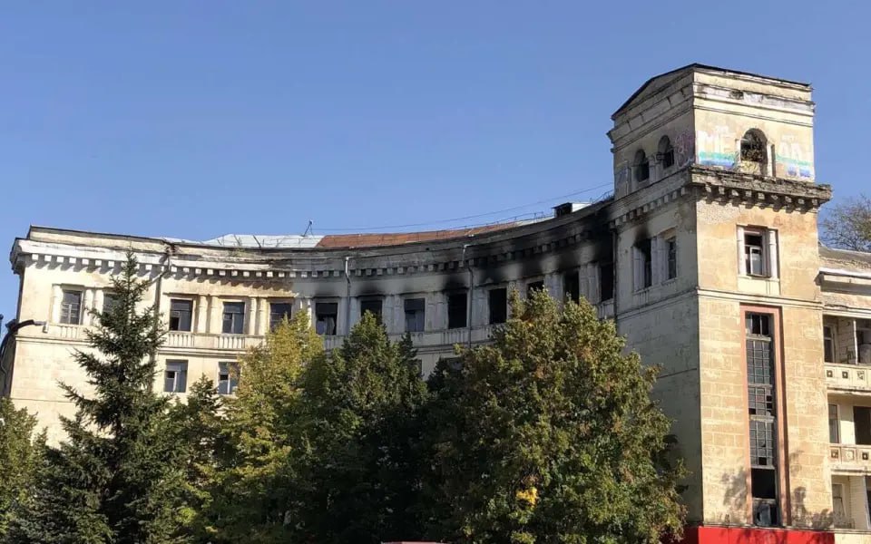 ГК «Развитие» инвестирует 600 млн рублей в реставрацию исторического здания на Депутатской в Воронеже ГК «Развитие» Сергея Гончарова приступила к масштабной реставрации одного из самых ценных архитектурных объектов Воронежа — дома №7 на улице Депутатской. Здание, являющееся объектом культурного наследия регионального значения, будет полностью восстановлено с сохранением исторического облика и превращено в премиальный жилой комплекс. Общий объем инвестиций в проект составит около 600 млн рублей. Первый этап реставрации уже стартовал: специалисты демонтировали старое покрытие кровли и начали монтаж новой конструкции, а часть изношенных деревянных балок заменили на современные, устойчивые к влаге и времени материалы. Генеральный директор ГК «Развитие» Сергей Гончаров отметил, что для компании этот проект — не только бизнес, но и важный творческий эксперимент. Девелопер планирует применить опыт Санкт-Петербурга и Москвы по восстановлению исторических зданий, чтобы вернуть дому на Депутатской, 7 его былую привлекательность и статус уникального памятника архитектуры. После завершения реставрации здание станет элитным жилым комплексом. «Дом на Депутатской после реставрации сохранит черты архитектуры той эпохи, когда он был возведён, с отражением исторического контекста развития Воронежа. Ценные артефакты и элементы здания будут также сохранены, а сам дом обретёт привлекательный внешний вид», — прокомментировал Сергей Гончаров. Дом №7 на улице Депутатской — часть ансамбля из трёх жилых домов, построенных в 1930-х годах по проекту архитектора Николая Неведрова в стиле сталинского ампира с элементами ренессанса. В годы Великой Отечественной войны здания были разрушены, восстановление началось в 1946 году. Дом №7 был признан аварийным в 2017 году и расселён лишь к 2021-му, после чего неоднократно подвергался вандализму и пожарам. В 2021 году полностью отремонтировали соседний дом №11. В компании рассчитывают завершить реставрацию в течение пяти лет, к 2030 году. На первом этапе — до июня 2025 года — планируется закончить кровельные работы.