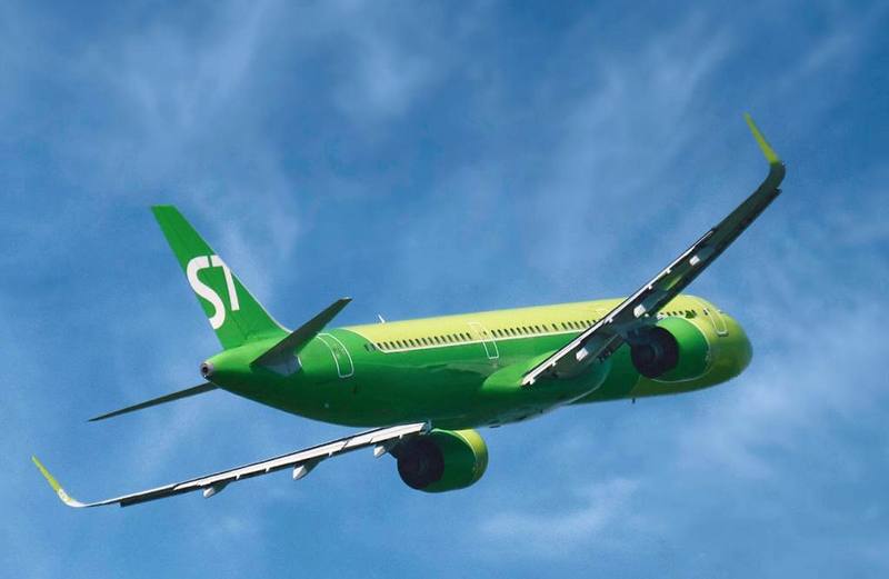 Авиакомпания S7 Airlines подрастила пассажиропоток на 3% за счет международных направлений и сибирских хабов За январь–март этого года авиакомпания S7 Airlines "Сибирь" перевезла свыше 2,8 млн пассажиров. Общий пассажиропоток с начала года вырос на 3%, а количество выполненных рейсов увеличилось на 6% по сравнению с прошлым годом, заявил крупнейший частный российский перевозчик. S7 продолжает развитие с упором на свои сибирские транспортные узлы и международные полеты. "За первые несколько месяцев 2025 года мы продолжили активную работу по развитию маршрутной сети, увеличению числа рейсов на уже существующих направлениях и общему увеличению объемов перевозок. Отдельно хотелось бы выделить Иркутск и Новосибирск, где наш пассажиропоток возрос на 16% по сравнению с прошлым годом", — рассказал директор по стратегии S7 Group Игорь Веретенников. Рекордный рост зафиксирован на МВЛ: пассажиропоток возрос на 68% по сравнению с аналогичным периодом прошлого года. Самые популярные международные направления — рейсы из Иркутска в Бангкок, из Москвы в Ашхабад из-за ухода с маршрута туркменского перевозчика и из Новосибирска в Дубай. В летнюю навигацию S7 Airlines будет выполнять рейсы по 127 направлениям в 78 городов. Авиакомпания оперирует из трех узловых аэропортов: Москва Домодедово , Новосибирск Толмачево и Иркутск. В 2024 году S7 перевезла 12,9 млн пассажиров, на 19% меньше, чем годом ранее. Подробнее Фото: S7 Airlines