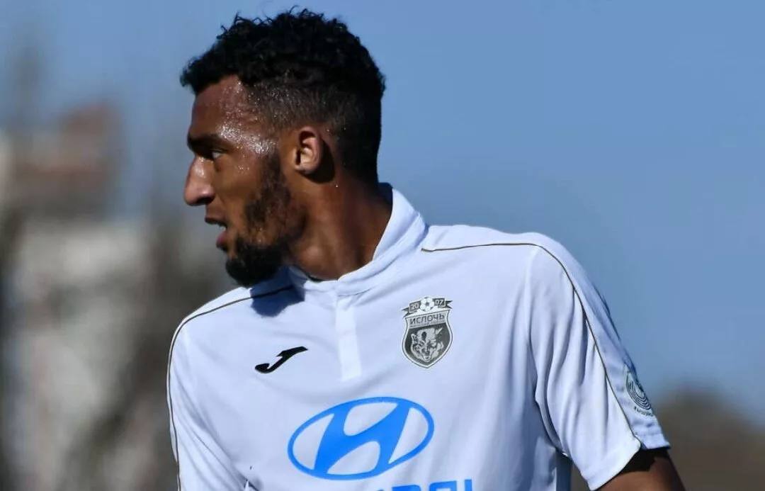 112 пишет что известного футболиста и воспитанника ЦСКА Адамаса Лайонела избили и обстреляли в потасовке в Подмосковье На экс защитника ЦСКА Лайонела напали у ресторана ДеньНочь в Звенигороде и жестоко избили 10 мужчин Спортсмен госпитализирован в состоянии средней тяжести У него рваная рана верхней губы и пулевое ранение бедра