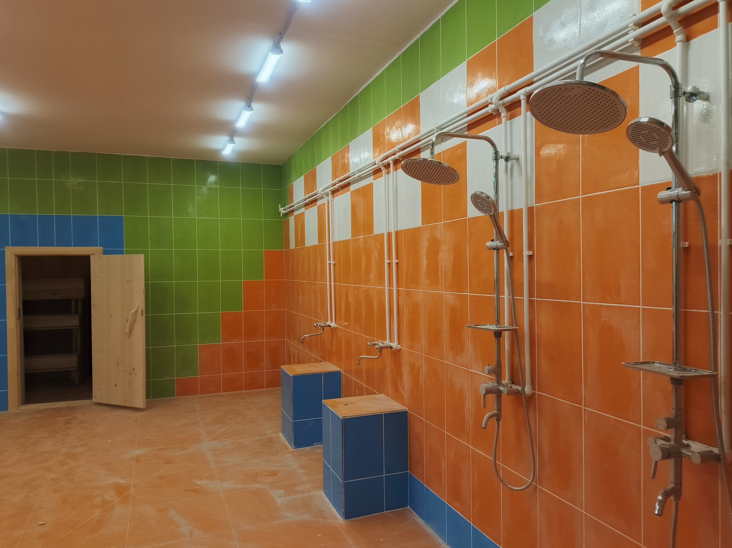 Обновленная баня в поселке Новосельский получилась яркой и радостной Глава Старорусского округа Елена Комарова уверена что в отремонтированной бане всем будет уютно и комфортно не только мыться и оздоравливаться но и конечно париться Общестроительные работы завершены осталось провести уборку намыть помещения и прибрать территорию Ещё продолжаются работы по модернизации оборудования по теплоснабжению и горячего водоснабжения бани После долгожданного завершения всех работ баню откроют о чем конечно дополнительно всех уведомят