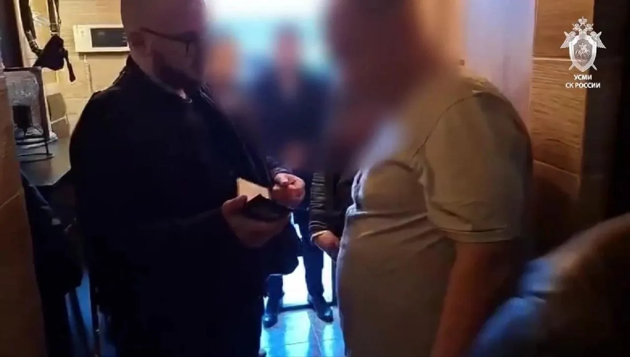 За покушение на убийство задержан адвокат из Петербурга Сергей Крикун Ранее он являлся защитником лидера Тамбовской ОПГ Владимира Барсукова Кумарина и других влиятельных лиц По версии следствия господин Крикун расстрелял в лифте члена преступной группировки Алексея Тябуна в далёком 1997 году Как пишет Фонтанка Сергей Крикун изначально подозревался в совершении этого преступления Однако когда потерпевшего спросили не Крикун ли в него стрелял господин Тябун ответил Нет конечно Крикуна я бы узнал Однако спустя годы потерпевший дал показания против адвоката Также был опрошен лифтер который был свидетелем покушения Он спустя 28 с половиной лет тоже узнал в Крикуне киллера Как пишут в некоторых СМИ господина Крикуна ценят за умение решать бытовые вопросы в тюремной системе такие как организация свиданий передач и звонков Как отметил собеседник Позитивный всегда улыбающийся приятный человек Если ты не знаешь в мире тюрьмы и правоохраны Крикуна ты не знаешь ничего Такое бывает Анонимный Молотников Читайте нас в MAX