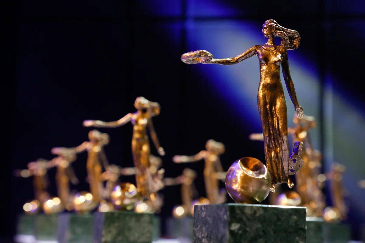 Сегодня состоится XXXI церемония награждения лауреатов Высшей театральной премии Санкт Петербурга Золотой софит В этом году церемония будет посвящена 100 летию со дня рождения народного артиста СССР Кирилла Юрьевича Лаврова по инициативе которого в 1995 году и была учреждена премия На сцене Театра юных зрителей имени А А Брянцева объявят победителей в 27 номинациях по четырём категориям драматические театры музыкальные театры театры кукол и негосударственные театры Также состоится вручение специальных призов экспертного совета и премий номинационного совета отмечающих выдающийся вклад и достижения в театральном искусстве Петербурга Трансляция церемонии пройдет на телеканале Санкт Петербург в 22 55