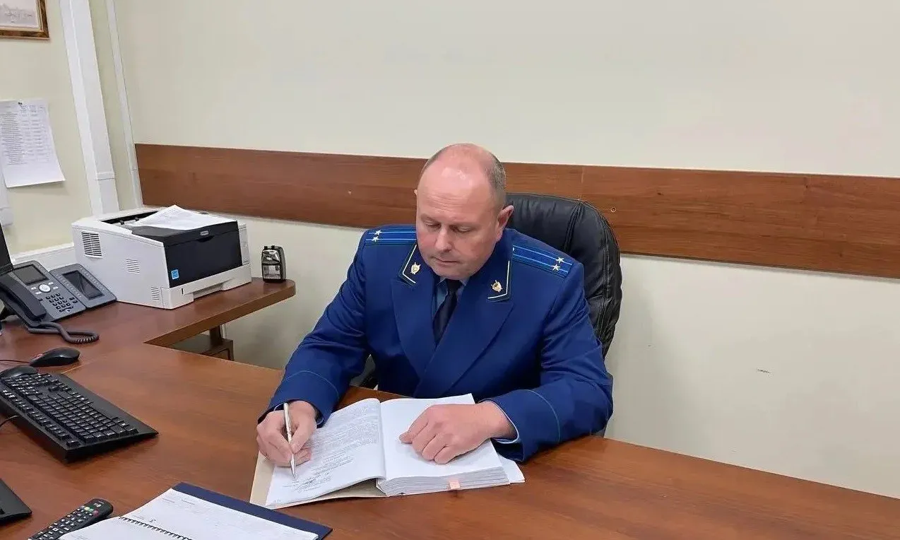 В Узловой прокуратура направила в суд уголовное дело о похищении человека и даче взятки В августе 2025 года иностранный гражданин и трое его знакомых руководители швейного цеха в Узловском районе похитили 54 летнего мужчину в Серпухове Потерпевший обеспечил подработкой их работников которые тайно уехали на заработки в Московскую область Злоумышленники привезли мужчину в Узловую и удерживали его в жилом помещении до вмешательства полиции Правоохранительные органы оперативно отреагировали на сообщение очевидца который услышал крики о помощи из окна квартиры Обвиняемый чтобы избежать ответственности покинул регион В ноябре 2025 года его задержали в Смоленской области при попытке дачи взятки сотрудникам ГИБДД От получения денег должностные лица отказались сообщив руководству о коррупционном преступлении Уголовное дело дело направлено в суд для рассмотрения по существу Подробнее на портале прокуратуры   epp genproc gov ru ru proc 71 mass media news regional e8459565 Канал прокуратуры Тульской области в МАХ