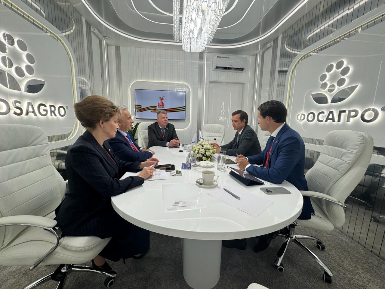 Днем на ПМЭФ-2025 встретился с представителями компании «ФосАгро» — одного из крупнейших игроков на российском рынке удобрений. Обсудили с руководством компании цифровую трансформацию агропромышленного сектора и потенциальные направления сотрудничества с резидентами ИТ-парка Татарстана. Представили линейку решений, которые могут усилить технологический потенциал ФосАгро, в том числе: • Системы для мониторинга и контроля производственных объектов; • Системы предиктивной аналитики и роботизации складской логистики от «Автомакон», «ДатаЛаб» и «Роботех»; • Импортозамещающие решения от ICL; • Технологии дополненной реальности для промышленных объектов от ARservice. Вижу большой потенциал для взаимовыгодного сотрудничества, ведь ифровизация агропромышленного комплекса — стратегическое направление, в котором наши ИТ-компании могут предложить эффективные решения мирового уровня.