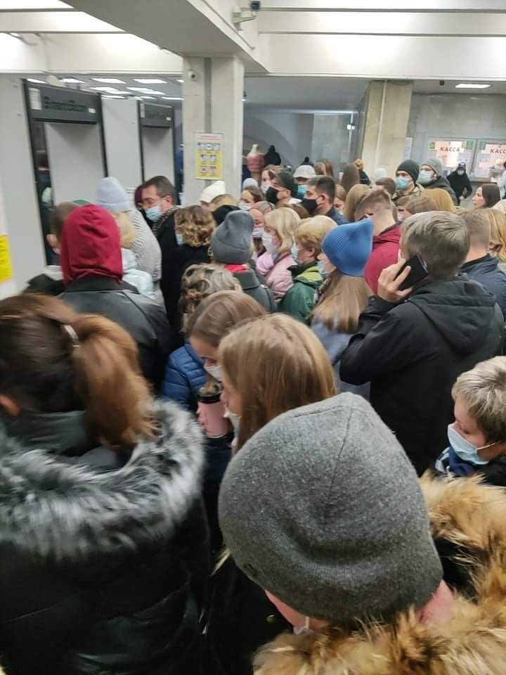В екатеринбургском метрополитене вводят дополнительные правила досмотра некоторых вещей пассажиров Об этом сообщает Телеграм канал подземки Проверка электронных устройств будет частью стандартного досмотра включая рамки металлодетектора и сканирование ручной клади Теперь пассажиры при досмотре обязаны подтвердить работоспособность радио и телеаппаратуры фото видео и киноаппаратуры аудио и видеотехники мобильных телефонов персональных компьютеров посредством их включения говорится в сообщении Поясняется что метрополитен усиливает контроль за электронными устройствами чтобы предотвратить их использование для нанесения вреда пассажирам и инфраструктуре Для ускорения процедуры досмотра метрополитен рекомендует заранее доставать электронные устройства из карманов и ручной клади а также следить чтобы гаджет не разрядился во время прохождения досмотра
