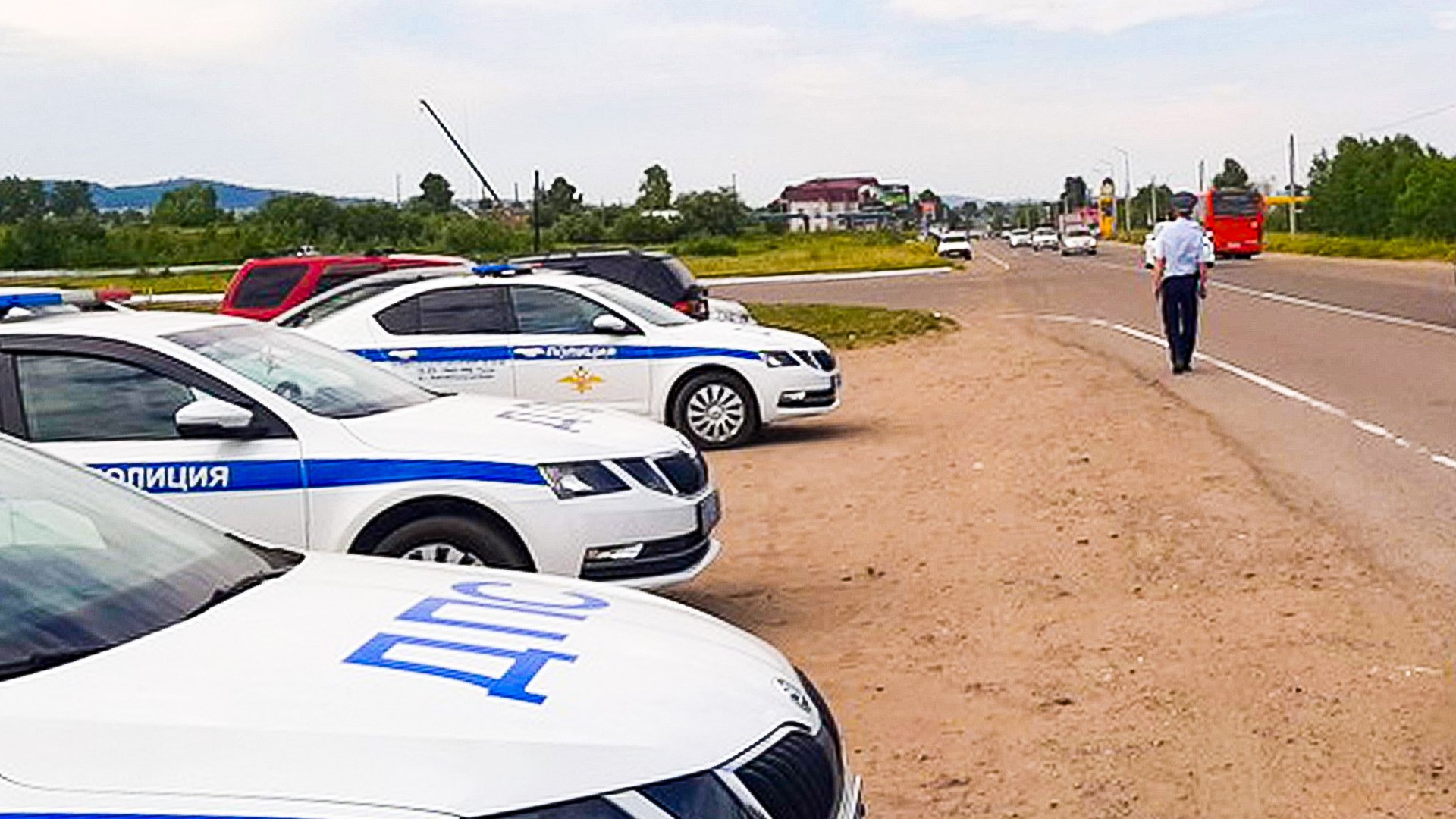 12 пьяных водителей поймали в Комсомольске на выходных На длинных выходных в Комсомольске традиционно проходил рейд «Нетрезвый водитель». В ходе него были отстранены от управления 26 водителей, в том числе 12 пьяных, один повторник, два отказника и 11 водителей без прав и лишёнников. В отношении нарушителей составлены административные материалы, автомобили помещены на штрафстоянку. Всего в ходе рейда выявлено 312 нарушений ПДД. ГАИ напоминает, что за управление транспортным средством в состоянии опьянения, а также за отказ от прохождения медосвидетельствования предусмотрена административная ответственность в виде лишения прав на срок от 1,5 до 2 лет и штрафа в размере 45 тысяч рублей. За повторное аналогичное правонарушение водителю грозит уголовная ответственность с лишением свободы на срок до 2-х лет и лишением прав до 3-х лет. А за управление транспортным средством водителем без прав предусмотрен административный штраф в размере от 5 000 до 15 000 рублей.
