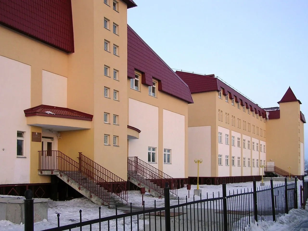 В СОШ 2 Салехарда сработала пожарная сигнализация На место выехали пожарные расчёты Датчики подали сигнал тревоги по причине замыкания лампы освещения До выяснения всех обстоятельств занятия в начальном блоке школы переведены на дистанционный формат Фото с сайта МБОУ СОШ 2 Салехарда
