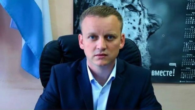 Новый приговор для Алексея Киршина по делу о незаконном выделении земли Бывший глава села Артыбаш Алексей Киршин осужден на 4 5 года колонии общего режима по обвинению в незаконном распределении земельных участков Как пишет Алтай 04 с ссылкой на следствие в сентябре 2021 года Киршин незаконно передал знакомой семейной паре участок площадью 1154 кв м для ИЖС кадастровая стоимость которого превышала 300 тысяч рублей Получатели не входили в льготные категории граждан имеющих право на бесплатное получение земли В 2022 году чиновник совершил аналогичное нарушение оформив на семью своего племянника земельный надел в 1676 кв м стоимостью более 500 тысяч рублей При этом как отмечает прокуратура Республики Алтай процедура передачи участка была проведена в рекордно короткий срок всего за одни сутки с момента обращения хотя племянник также не обладал правом на льготное получение земли Помимо лишения свободы суд запретил Киршину в течение четырех лет занимать должности связанные с организационно распорядительными и административно хозяйственными функциями В октябре прошлого года Киршин уже был осужден на 3 года колонии за превышение полномочий при продаже земли без аукциона что нанесло муниципальному бюджету ущерб в 70 миллионов рублей