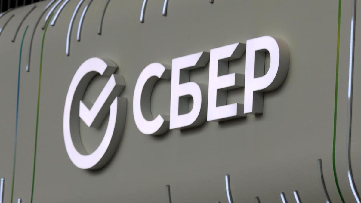 Сбербанк снизил ставки по вкладу Лучший Максимальная ставка по вкладу теперь составляет 15 годовых на срок четыре месяца На остальные сроки до года ставки также были снижены Новые условия действуют с 21 января 2026 года Около ЦБ Мы в MAX