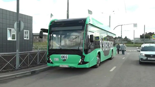 В Омске несколько недель тестируют электробус производства вологодского предприятия Машина может ездить без подзарядки 240 километров она бесшумная и экологичная Однако руководитель Омского транспортного союза Николай Артемьев уверен что электробус это машины не для Омска и Сибири в целом Зимой электробусы не ездит вот что о них можно сказать Есть существенные ограничения по минусовым температурам Это транспорт только для теплых регионов Да бывает возможность подогрева батареи но это очень дорого И вообще один электробус равен по стоимости четырем автобусам Поэтому сегодня нет но через год два три может он станет перспективным прогресс движется вперед рассказал ngs55news Артемьев По словам перевозчика в любом случае нужно тестировать этот транспорт Николай Артемьев напомнил что электромобилей в Омске немало и они успешно ездят по городу
