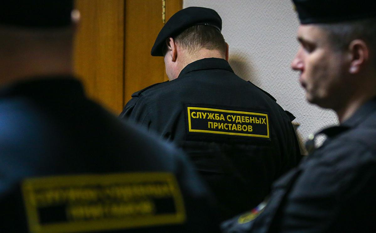 Из России в 2025 году принудительно выдворили более 54 тыс мигрантов Судебные приставы в 2025 году принудительно выдворили из РФ более 54 тыс иностранцев за нарушения законодательства За первые 11 месяцев 2025 года принудительно выдворено за пределы Российской Федерации 54 4 тыс иностранных граждан и лиц без гражданства сообщили в пресс службе ФССП За первые 11 месяцев 2024 года было принудительно выдворено 79 тыс иностранцев На 2024 год пришелся пик числа выдворенных иностранцев в связи с усилением мер миграционного контроля после теракта в Крокус сити холле 22 марта 2024 года За весь 2024 год судебные приставы исполнили решения судов о принудительном выдворении за пределы РФ более 87 тыс иностранцев в 66 иностранных государств почти в два раза больше чем в 2023 году когда было выдворено 44 тыс иностранцев в 60 государств Хорошо как говорится но мало ведь на территории России находятся миллионы мигрантов которые грабят насилуют и убивают русских и другие коренные народы РФ