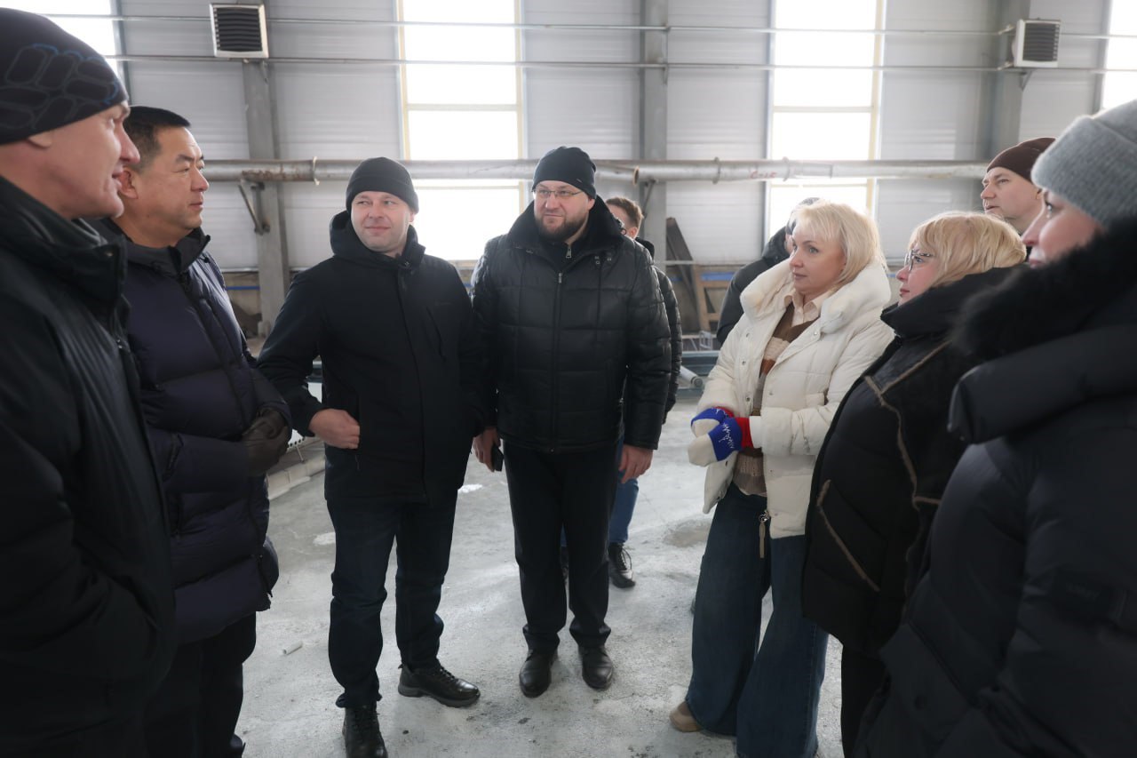 В ЕАО реализуются ключевые инвестиционные проекты в агропромышленном и строительном секторах На территории Еврейской автономной области продолжается активная реализация инвестиционных проектов направленных на развитие агропромышленного комплекса и строительной отрасти В селе Птичник компания Да Син ведёт восстановление элеватора который не функционировал более 30 лет На сегодняшний день уже введена в эксплуатацию половина мощностей объекта установлен комплекс для сушки кукурузы В перспективе на площадке планируется организовать глубокую переработку сырья включая производство кукурузной муки Создание современных хранилищ позволит аграриям региона наращивать объёмы выращивания кукурузы сои и других зерновых культур Инвестиционное агентство ведет работу по сопровождению данного инвестиционного проекта а также оказывает активную поддержку развития проекта Параллельно в регионе развиваются и предприятия строительной отрасли ООО Техспецком специализирующееся на производстве бетона и железобетонных изделий благодаря льготному займу Фонда развития промышленности ЕАО освоило выпуск новых видов продукции Эта продукция используется в рамках проекта Дальневосточный квартал а также в работах по благоустройству и развитию коммунальной инфраструктуры Ещё одним значимым проектом стал ООО Классика которое в прошлом году запустило производство металлоконструкций создав 30 рабочих мест Компания намерена расширять мощности и активно взаимодействовать с учебными заведениями региона для привлечения студентов на практику и последующего трудоустройства выпускников Интенсивное реализация этих проектов демонстрирует динамичное развитие экономики автономии Инвестиционное агентство ЕАО продолжает оказывать комплексную поддержку инвесторам при реализации инвестиционных проектов на территории региона