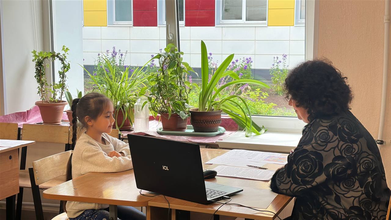 Более 120 детей иностранных граждан и лиц без гражданства проходят сегодня тестирование на знание русского языка для зачисления в школы Ленинградской области. «В этом году тестирование проводится впервые. Первый этап прошел в мае, наши педагоги и организаторы пунктов, безусловно, приобрели опыт, поэтому уверена, что сегодня эта процедура пройдет более комфортно и качественно», — подчеркнула председатель комитета общего и профессионального образования Вероника Реброва. Тестирование проводится в 12 организациях 11 районов и округов Ленинградской области. В нем принимаются участие 124 человека, большинство из которых являются будущими первоклассниками. Для успешного прохождения тестирования на устном собеседовании с учителем ребятам необходимо набрать 90% правильных ответов.