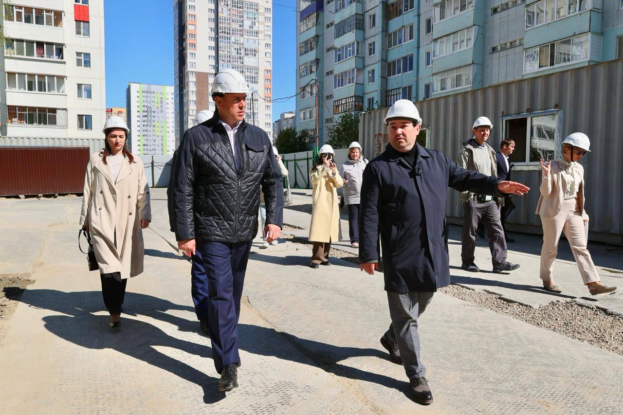 Встретились с застройщиком, компанией «Звезда», который взялся за достройку незавершенного объекта. И вскоре в десятом микрорайоне появится 16-этажный дом с благоустроенной территорией. Строители идут с опережением графика: закончили основные монолитные работы и приступают к отделочным. Вся необходимая инфраструктура будет готова до конца года. Планируются детские игровые площадки, многофункциональные спортивные зоны, а также будет функционировать пропускная система для обеспечения безопасности жителей. Этот застройщик, придя в Тобольск, создал рабочие места. Обсудили планы по расширению штата. Всего по городу до конца года планируется ввести в эксплуатацию не менее 50 375 кв.м. Перспективы впечатляют - на сегодняшний день выдано разрешение на строительство 120 000 кв.м. Город растет, и наша основная задача – привлечь как можно больше ответственных застройщиков, чтобы создать конкурентную среду, удобную инфраструктуру, обеспечить возможности для развития детей, спортсменов и пожилых людей в каждом многоквартирном доме, а также сформировать безбарьерную и комфортную городскую среду.