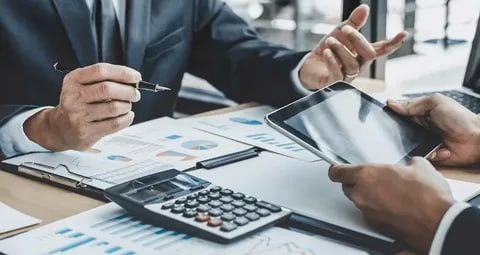 Госдума приняла в первом чтении законопроект о введении в стране нового вида инвестиционного страхования с расчетной доходностью для квалов Новым законопроектом вводится понятие страхования жизни с доходностью которое подразделяется во первых на страхование жизни с объявленной доходностью при котором участие страхователя в инвестиционном доходе страховщика не предполагает зависимость объявленной доходности от изменений актива а во вторых на страхование жизни с расчетной доходностью которая определяется по установленной договором страхования формуле говорится в пояснительной записке jkinvest news jkinvest