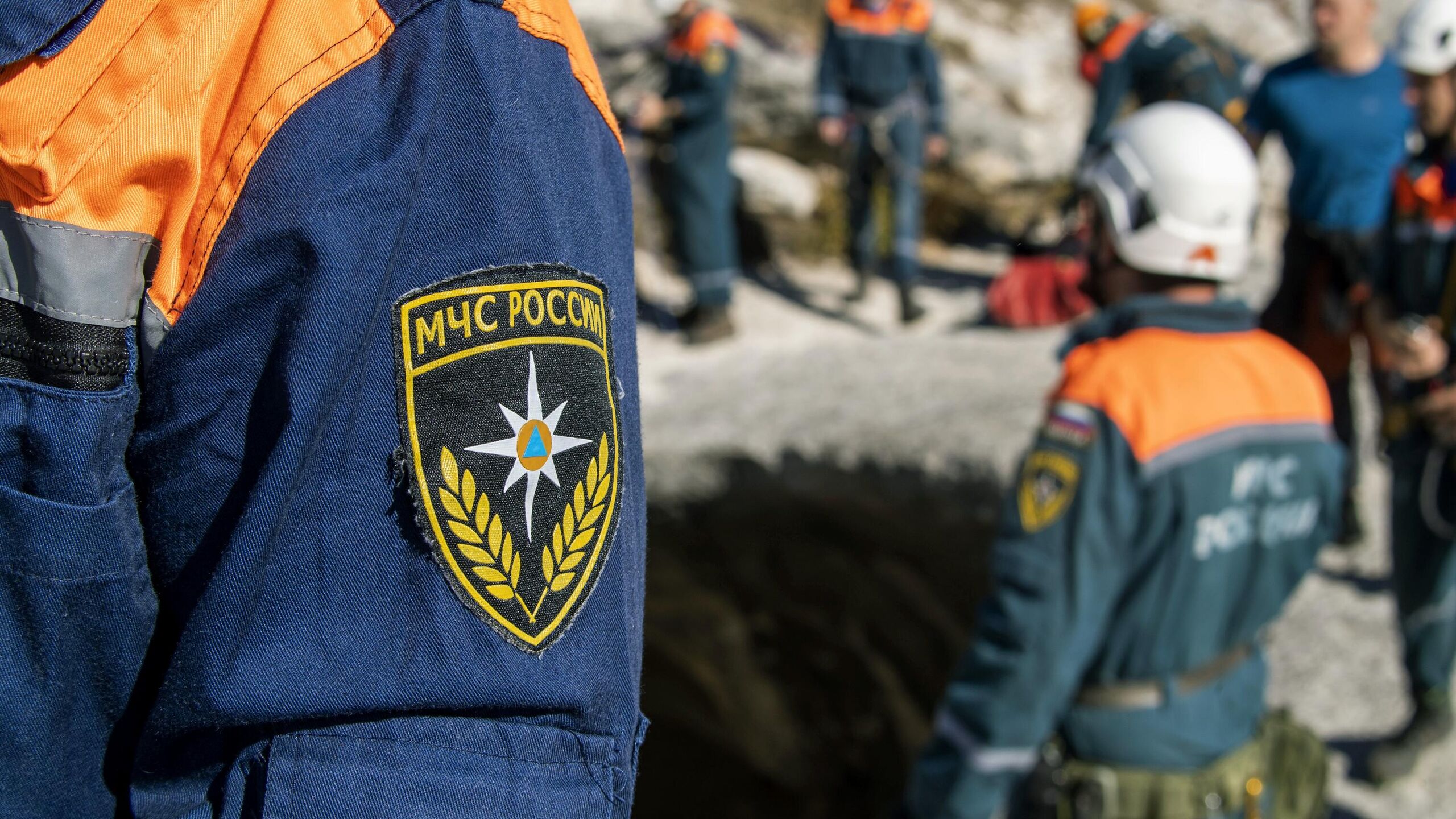 Спасатели подняли из реки легковой автомобиль который пробил ограждение и вылетел в воду в Санкт Петербурге а его водитель погиб сообщает городское главное управление МЧС Около пяти часов утра у дома 43 по набережной Лейтенанта Шмидта легковой автомобиль упал в реку Нева Водолазы произвели поиск легковушки на дне и подняли ее на поверхность с помощью автокрана сообщает ведомство Отмечается что внутри машины находились двое 35 летний мужчина выбрался на берег самостоятельно 30 летний водитель утонул Его тело достали с глубины водолазы Поисково спасательной службы Санкт Петербурга добавили в МЧС Сообщалось что ДТП произошло в Василеостровском районе Сообщение о происшествии поступило в 4 46 мск Легковой автомобиль пробил ограждение и вылетел в воду в результате чего один человек пострадал а один погиб