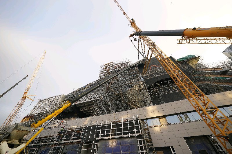 Музейно театральный комплекс закрыт в тепловой контур на 75 Губернатор проверил ход строительства музейно театрального комплекса который включает в себя филиалы Мариинского театра и Русского музея а также Кузбасский центр искусств 75 здания закрыто в тепловой контур Это помещения Кузбасского центра искусств Русского музея и филиала Мариинского театра Внутри действительно тепло что позволяет строителям спокойно вести отделку помещений Готовы полы частично потолки Смонтированы эскалаторы Сделали сверку со строителями где отстаем где наверстали упущенные объемы Есть небольшое отставание по фасаду главный сдерживающий фактор недостаток людей Поставил задачу подрядчику привлечь дополнительные силы сказал Илья Середюк   kuzzbas ru news society 77317 html