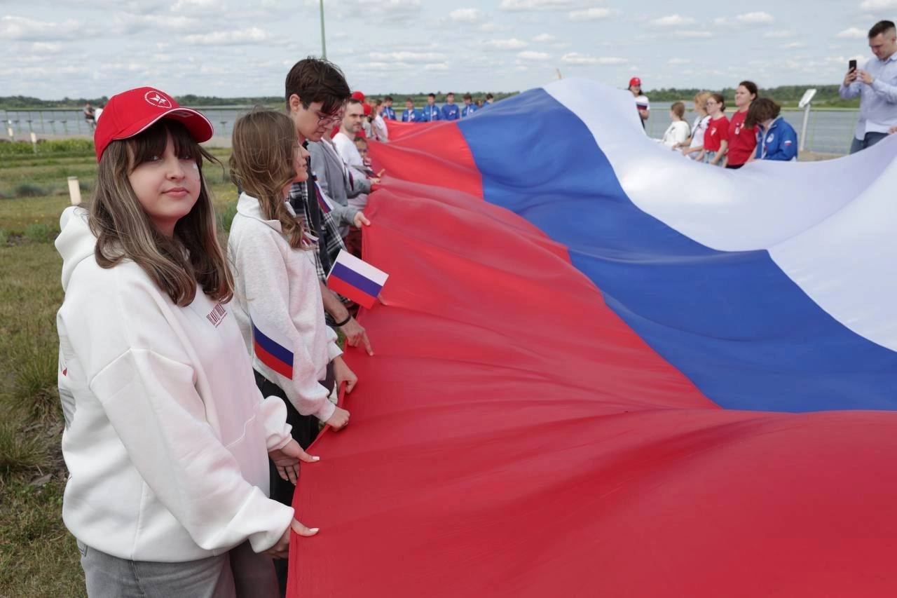 В честь Дня России на Стрелке растянули гигантский 100-метровый флаг. Под патриотическую музыку более 500 участников образовали живую цепь, передавая триколор из рук в руки — символ национального единства и любви к Родине. Подписаться Прислать новость