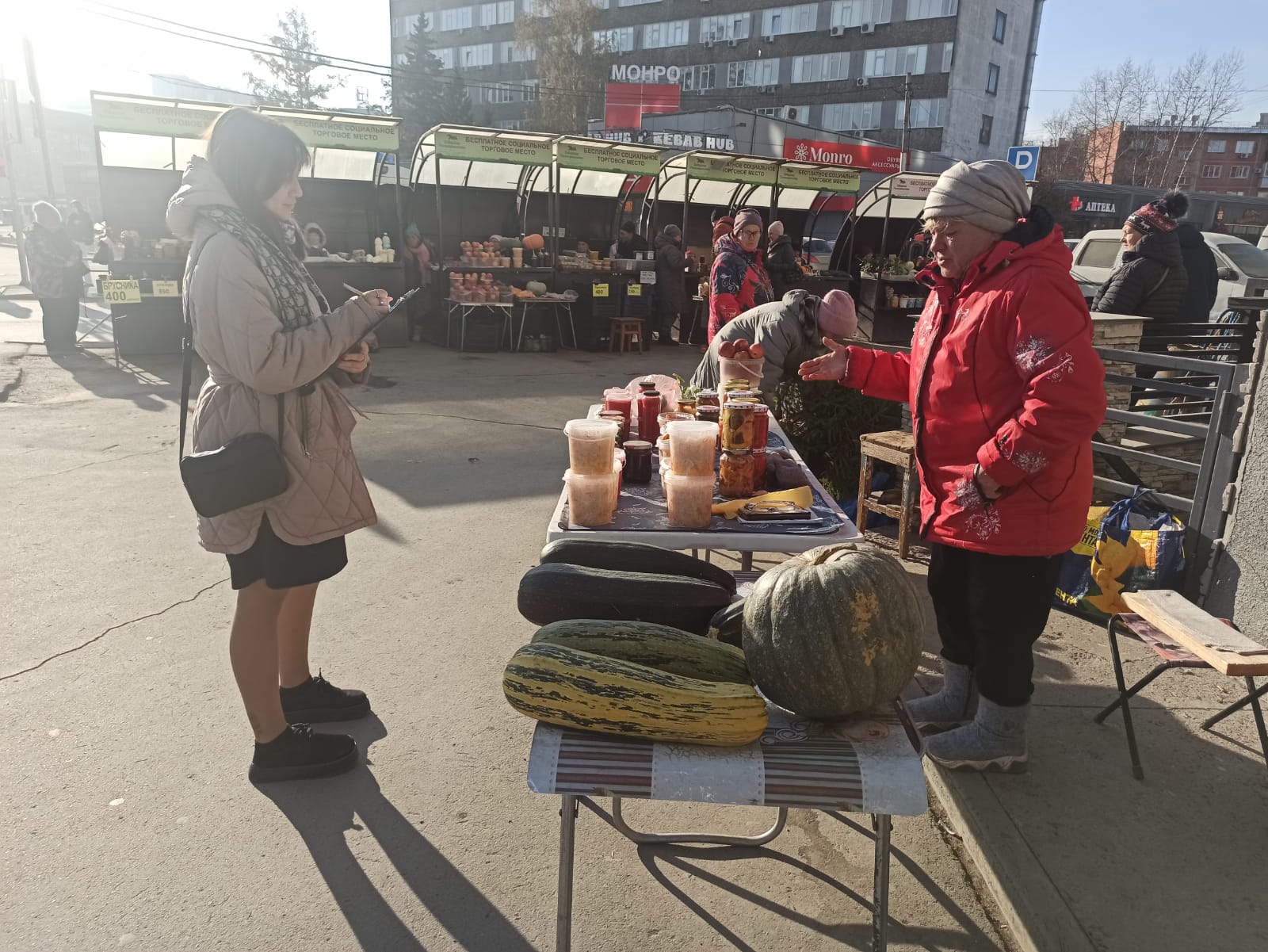 В октябре на площади Калинина провели 16 рейдов по борьбе со стихийной торговлей На торговцев на пл Калинина наложили 40 тысяч рублей штрафов 9 тыс уже взыскано Для наведения порядка с торговлей на пл Калинина администрацией Центрального округа прорабатывается вопрос установки дополнительных социальных торговых мест лотки навесы Всего на территории округа за последний месяц прошло 19 рейдов Проверки проводят специалисты отдела потребительского рынка и защиты прав потребителей администрации совместно с сотрудниками полиции На незаконно торгующих граждан составлено 22 протокола по одному из которых на ул Ленина изъято 13 кг продукции Для решения проблем стихийной торговли в администрации округа предлагают увеличить штрафы Их размер вырастет с 1500 до 3000 рублей сейчас установленный размер штрафа в 2018 году не позволяет решить проблему со злостными нарушителями Ещё одна инициатива администрации приравнять административное правонарушение за незаконную торговлю к нарушению общественного порядка