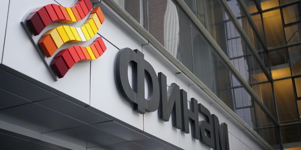 Брокер Финам планирует открыть доступ к фондовому рынку Сингапура заявил предправления компании Владислав Кочетков на конференции НАУФОР Его слова передает корреспондент Frank Media Однако конкретные сроки и параметры доступа инвесторов на сингапурскую биржу Кочетков не обозначил С 6 августа 2025 года брокер предоставил квалифицированным инвесторам доступ на Токийскую фондовую биржу До этого Финам открыл инвесторам доступ к рынку континентального Китая и дал возможность торговать на гонконгской бирже Также летом в планах компании были выход на рынки Южной Кореи Вьетнама и ОАЭ jkinvest news jkinvest