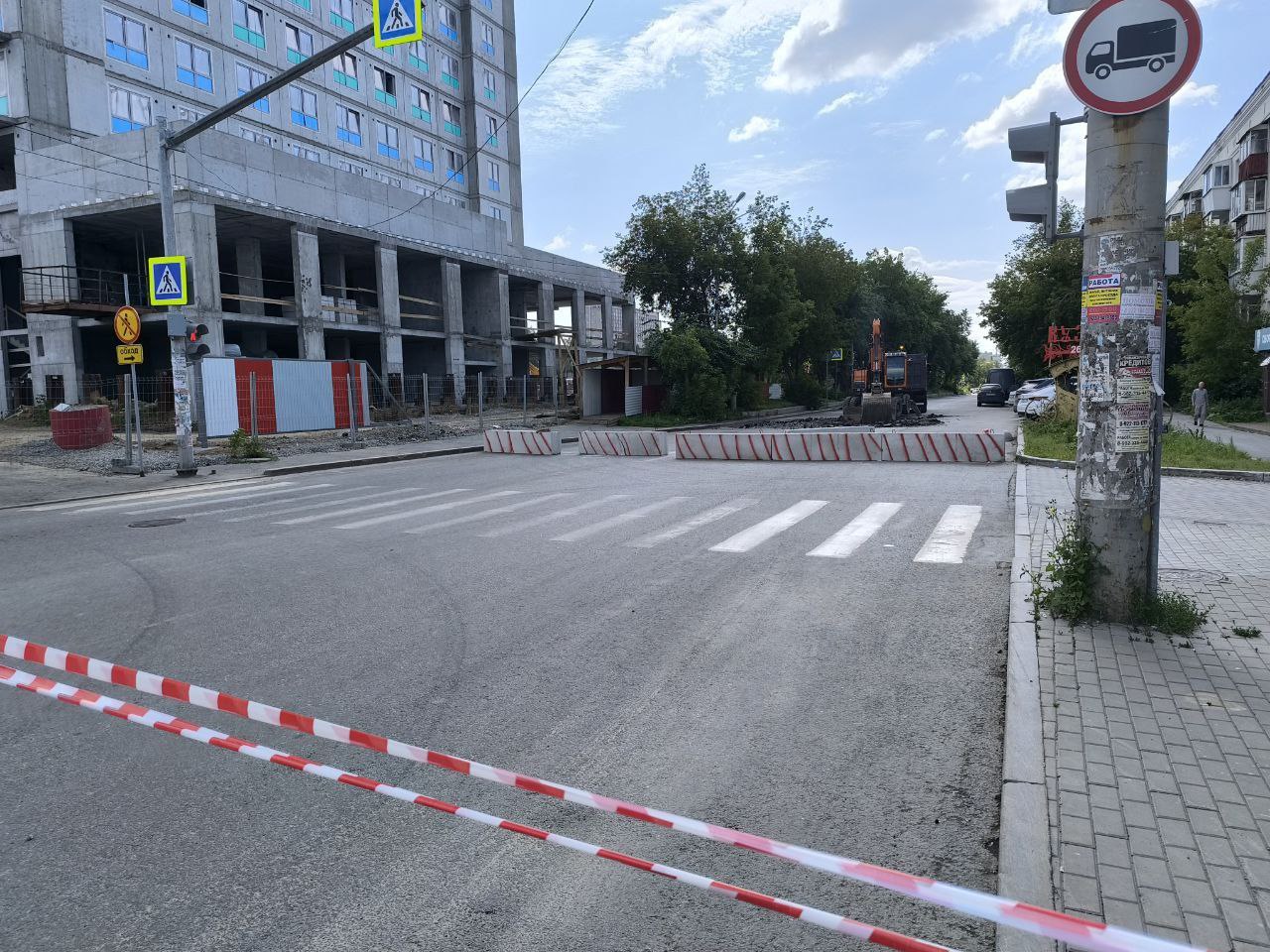 Екатеринбуржцам приготовиться к пробкам  Улицу Мамина-Сибиряка перекрыли от Челюскинцев до Азина для прокладки сетей. Участок будет закрыт до 31 августа.  Рабочие уже начали вскрывать относительно недавно уложенный асфальт. Перекрытие вызовет сложности для жителей Эльмаша и Уралмаша, которые через этот участок добирались до центра города.