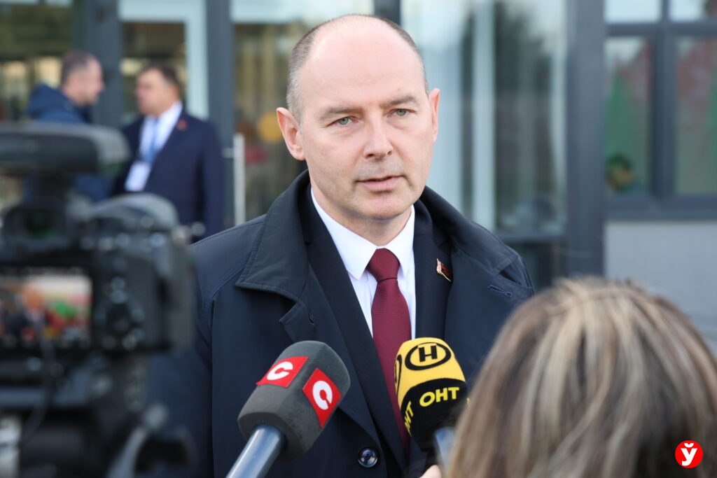 Крупки Несвиж Заславль Кушнаренко рассказал где ещё в области строятся спортивные объекты Ввод в строй таких объектов как многофункциональный комплекс в Лесковке часть государственной социальной политики Только за последние 2 года на территории Боровлянского сельсовета открыли среднюю школу детский садик поликлинику центр социального обслуживания населения Миноблисполком не собирается останавливаться на достигнутом Уже идёт строительство спортивных сооружений в Крупках Несвиже Буквально недавно мы заложили первый камень в фундамент спортивного сооружения в Заславле Эта работа безусловно будет продолжена подчеркнул Алексей Кушнаренко Подпишись Минская правда MLYN by