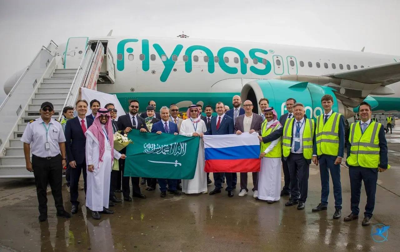 Лоукостер Flynas запустит рейсы из Эр Рияда в Петербург и Сочи в 2026 году Саудовская авиакомпания Flynas планирует запустить прямые рейсы из Эр Рияда в Санкт Петербург и Сочи в 2026 году а также увеличить частоту рейсов в Москву с трех до семи в неделю Об этом сообщил гендиректор лоукостера Бандер Альмоханна Бандер Альмоханна подчеркнул что Flynas стала первой авиакомпанией предложившей прямые рейсы из Саудовской Аравии в Россию По его словам в прошлом году несмотря на отсутствие прямого авиасообщения количество саудовских туристов в РФ превысило 50 тыс С запуском новых рейсов показатель вырастет в три четыре раза ожидают в компании bisrub