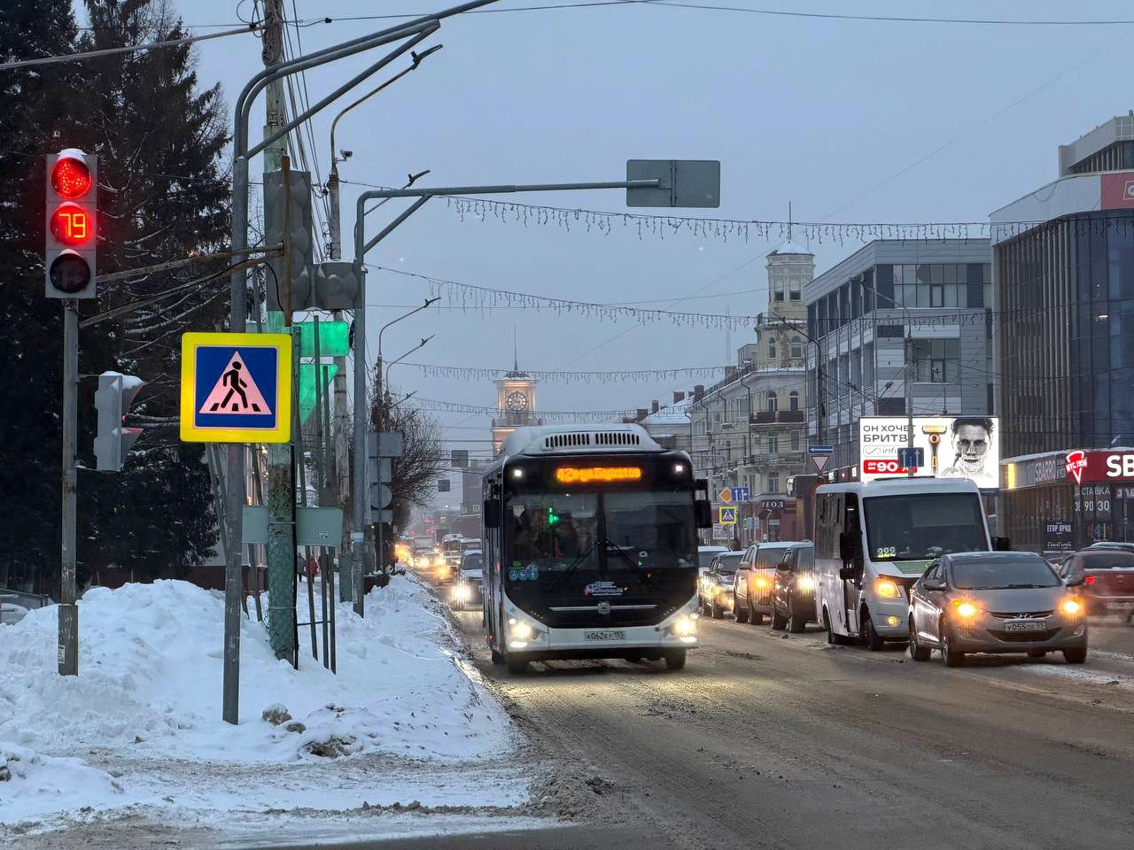 На омских дорогах заработала умная зеленая волна Современная транспортная система к которой подключены 72 городских светофора может удаленно регулировать проезд по городским магистралям Об этом рассказали в региональном центре организации дорожного движения Омской области порталу Вести Омск Сейчас такие светофоры помогают сократить количество пробок на улицах Фрунзе Герцена Масленникова 10 лет Октября Красном Пути в районе Рабиновича а также на проспекте Карла Маркса В этом году по системе зеленой волны переорганизуют движение на перекрестке улиц Конева и 3 я Енисейская и подключат светофоры на улицах Ленина и Жукова Это подготовка к закрытию на капитальный ремонт Комсомольского моста который начнется в октябре 2026 года Но у погоды могут быть свои планы на дорожную обстановку сегодня в городе ожидается сильная метель мокрый снег и гололед Будьте внимательны и доброго утра Омск путеводитель в MAX