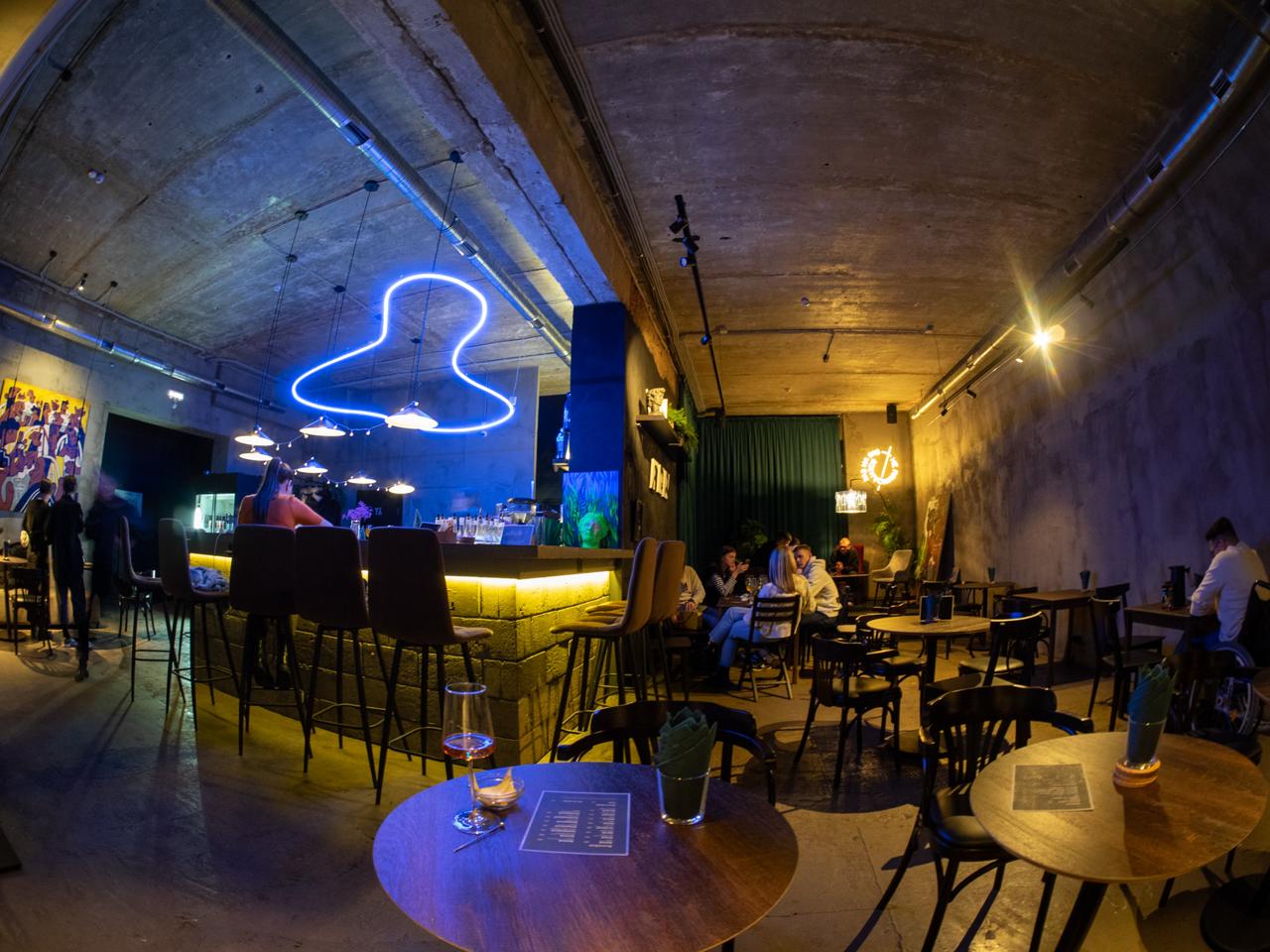 «Раз на раз не приходится» попал в лонг-лист премии WHERE2DRINK Бар вошел в лонг-лист барной премии Where2drink. Это аналог ресторанной Wheretoeat для питейных заведений. Итоги подведут 21 и 22 августа на церемонии в Нижнем Новгороде. Там же объявят победителей номинаций: «Открытие года», «Винный бар года», «Бартендер года». Напомним, что WHERE2DRINK. Russian bar awards — это премия, которая каждый год вручается лучшим барам страны. Лонг-лист формируют 500 экспертов, которые выбирают победителей тайным голосованием.