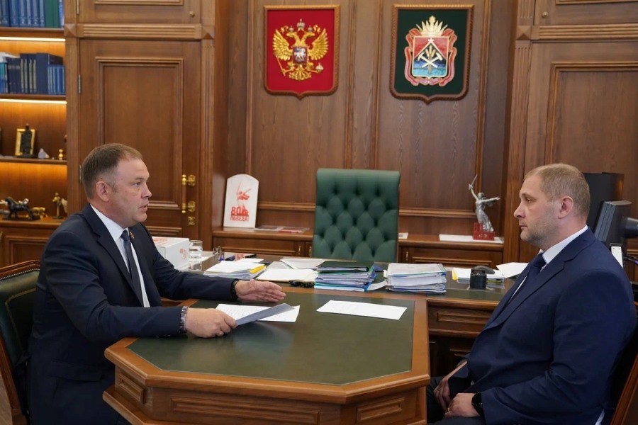 Министром здравоохранения Кузбасса назначен Андрей Тарасов   Губернатор Кузбасса Илья Середюк назначил на должность министра здравоохранения Кузбасса Андрея Тарасова. Ранее он возглавлял Кемеровскую городскую клиническую больницу №11.  Андрей Тарасов окончил Кемеровскую государственную медицинскую академию по специальности «лечебное дело», затем ординатуру по специальностям «хирургия» и «урология». В 2014 году получил степень кандидата медицинских наук.  Трудовой путь начинал с работы санитара и медбрата. Затем стал хирургом. Успел послужить в органах внутренних дел МВД. После — продолжил работать хирургом в Кемеровской городской клинической больнице № 11. В 2022 году Андрей Тарасов возглавил учреждение.  Женат, воспитывает двоих детей.
