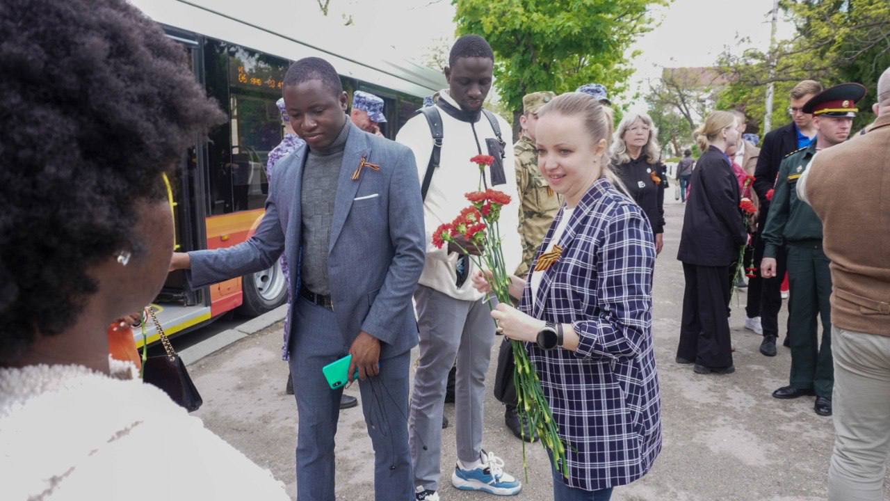 В Севастополе накануне Дня Победы по улицам курсировали троллейбусы-лектории, перевозя пассажиров не только по маршруту, но и сквозь время. Это совместный проект Правительства Севастополя и общества «Знание». Тематические лекции для жителей города подготовили директор Института развития города Севастопольского государственного университета Алексей Тихонов и начальник научно-исследовательского отдела ГАУ Севастополя «Центр развития туризма» Галина Карпенко. Жители и гости города, а также военнослужащие Росгвардии и иностранные студенты СевГУ услышали рассказы о героическом прошлом Севастополя. Стихи, факты, воспоминания – всё это звучало в ритме городского движения, напоминая о важности сохранения исторической памяти.