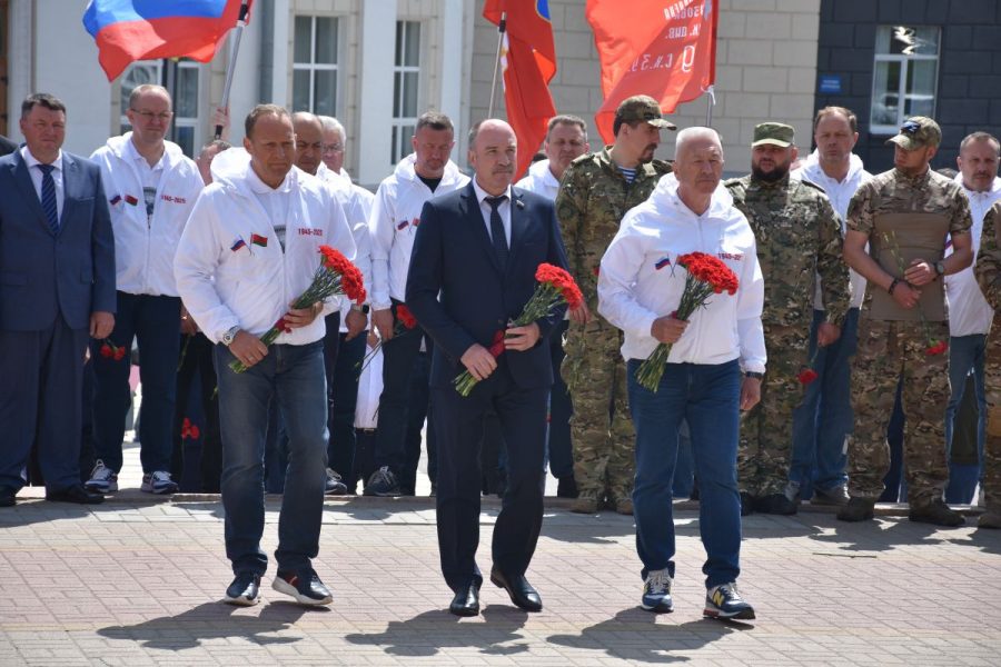 Орловцы приветствовали участников автопробега «Дорогами Победы» Депутатов Волгоградской областной Думы и Законодательного cобрания Севастополя встретили у стелы «Город воинской славы» на митинге в память о героях Великой Отечественной войны.