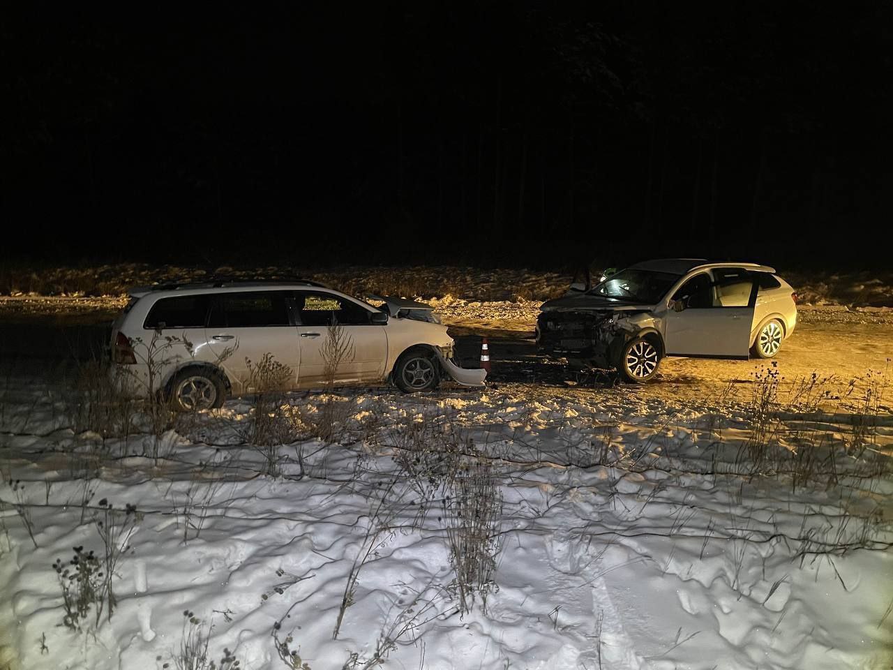 Трое взрослых и 11 летняя девочка пострадали в ДТП в Черемхово Авария произошла вчера вечером на улице Инешина По информации ГАИ 59 летний водитель Лады Веста вылетел на встречку где столкнулся с Toyota Corolla Fielder В результате происшествия в больницу попали водитель иномарки его 11 летняя дочь и жена а также водитель отечественного авто Фото Госавтоинспекция Иркутской области Читайте IrCity в MAX