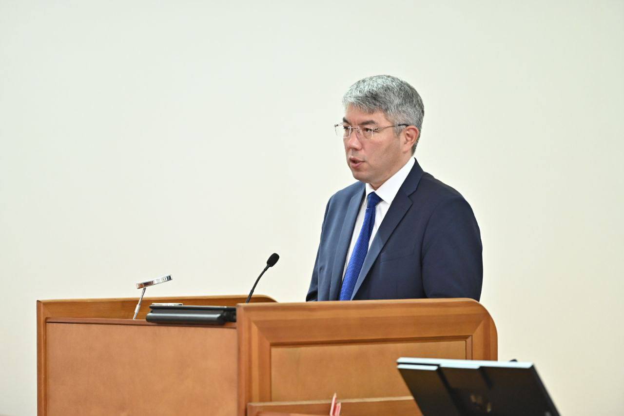 Глава Бурятии перешел к планам новых Нацпроектов По итогам 5 месяцев этого года уровень показателей новых нацпроектов в Бурятии составил 99,68%. Это 2 место в рейтинге по ДФО и 8-е – по России. По нацпроекту “Продолжительная и активная жизнь” цель – увеличить ожидаемую продолжительность жизни до 78 лет к 2030 году и до 81 года к 2036 году. Снизить дефицит врачей планируется до 5% к 2030 году. По нацпроекту “Молодежь и дети” - в 2025 откроется три школы, оснастят кабинеты в 384 школах, проведут капремонт 9 образовательных организаций и трёх колледжей. По нацпроекту “Семья” в Бурятии поднимут коэффициент рождаемости. Продолжат ремонтировать объекты культуры и детские сады. Продолжат выплаты за рождение ребенка и соцподдержку. Только в 2025 году Бурятия на эти цели получит 2,1 млрд рублей. Нацпроект “Инфраструктура для жизни”. Качество среды для жизни в опорных населенных пунктах должно быть улучшено на 30 % к 2030 году, включая благоустройство. Реализуется 143 мероприятия на 19,5 млрд рублей. По Нацпроекту “Эффективная транспортная система” среди многого отметим - до 2030 года планируется реконструкция взлетно-посадочных полос аэродромов-аэропортов в Нижнеангарске и Таксимо. На это республика получит 4,6 млрд. руб. до 2030 года. Цель нацпроекта “Экологическое благополучие” – обеспечить к 2030 году 100% сортировки ТКО, снизить выбросы загрязнений в воздух и улучшить экологическое состояние водных объектов. Для этого в Бурятии реконструируют очистные и переводят Улан-Удэ на электроотопление и многое другое. Нацпроект “Туризм и гостеприимство”. В «Байкальская гавань» зарегистрировано 7 резидентов - они строятся. Реализуется федеральный проект «Пять морей и озеро Байкал» - к 2028 году в Бурятии будет создан круглогодичный федеральный курорт «Волшебный Байкал». Инвесторами будет построены объекты на 4,6 тысяч номеров, создано 2,5 тысячи новых рабочих мест.