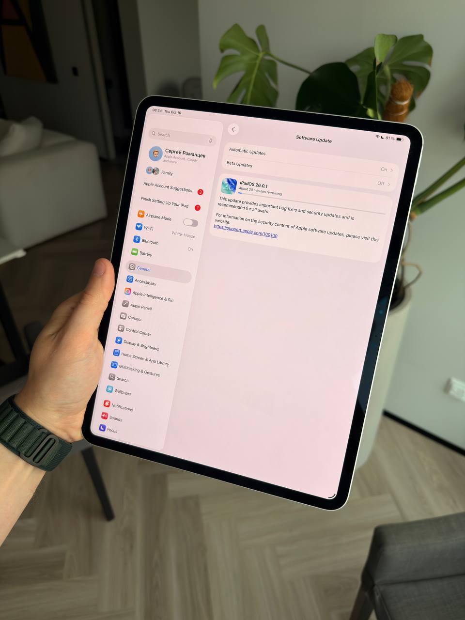 Просыпаешься а тебе Apple прислала обновление эксклюзивно для твоего iPad Pro M5 Порадуются ему всего два человека и оба в России Это обновление нулевого дня iPadOS 26 0 1 23A8464 Когда планшет приехал на нём была версия 23A8330 В апдейте поправили мелкие баги и активировали новые функции Хитрая Apple понимала что устройство могло попасть не в те руки и программно не давала почувствовать всех изменений Обновление будет предложено при активации iPad Pro M5
