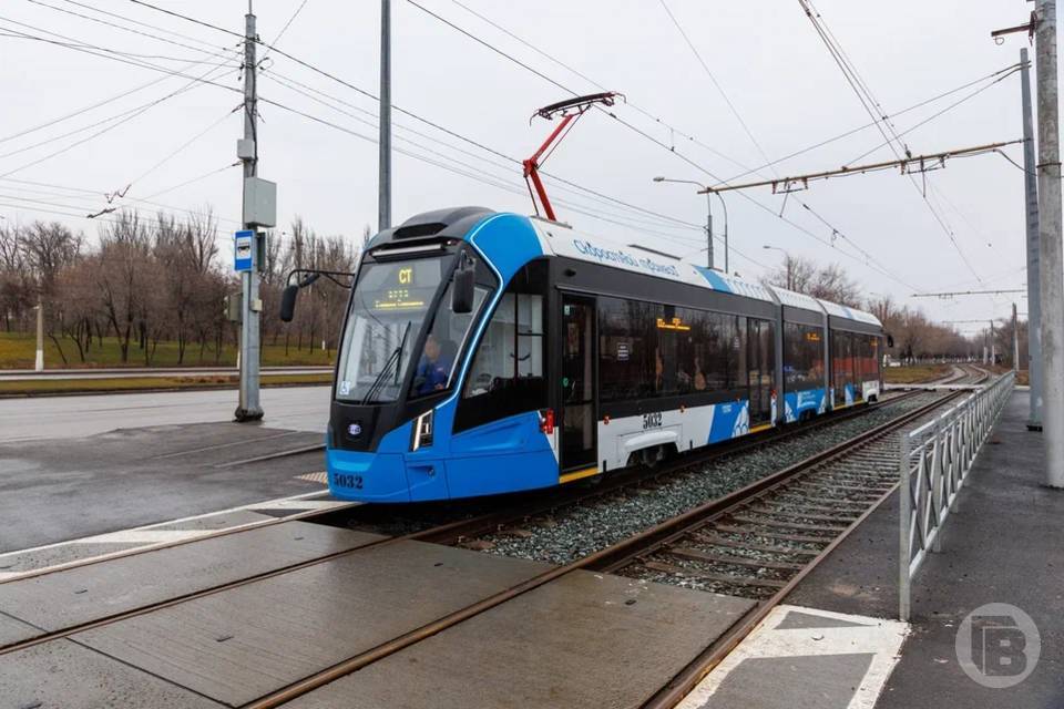 Волгоградский завод ВЭТА совместно с екатеринбургским предприятием завершил установку нового трамвайного вагона на ходовую часть модели Татра Т 3 Вагон прошел капитальный ремонт ходовой части включая замену двигателей и тормозных систем Сейчас он проходит обкатку без пассажиров после чего начнется тестовая эксплуатация на маршруте 10 Жилгородок Детский центр