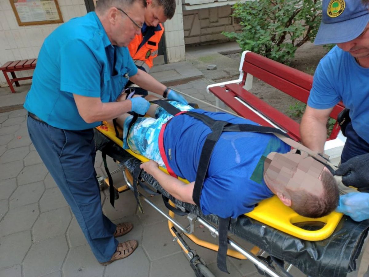 Липецкие спасатели спустили с козырька подъезда выпавшего с четвертого этажа мужчину 42-летний липчанин выпал с четвертого этажа на крышу подъезда по адресу ул. Теперика, 7. Спасатели оперативно прибыли на место происшествия и сняли пострадавшего с козырька. ↗ Прислать новость Подписаться