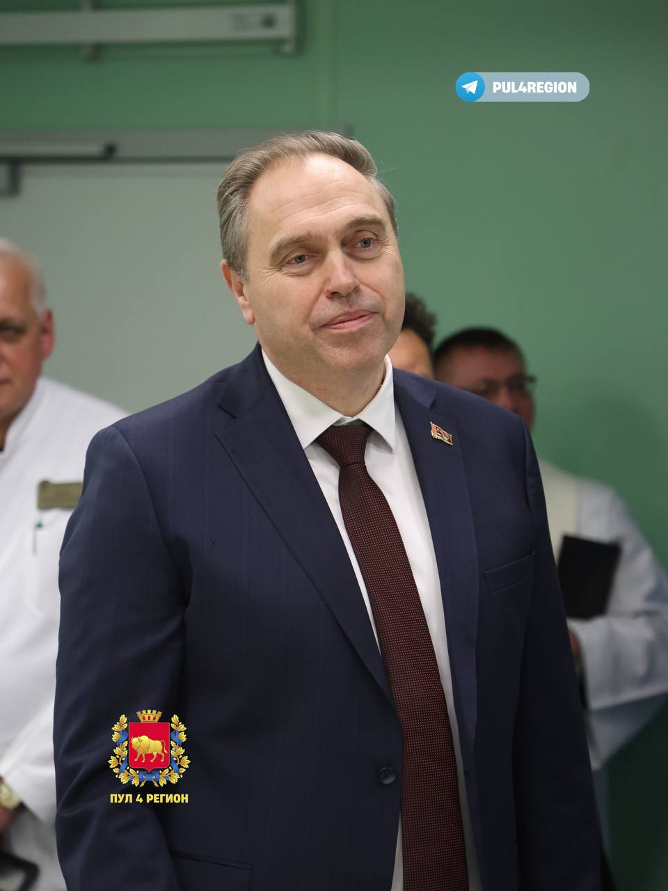 Заместитель Премьер-министра Республики Беларусь Владимир Караник : Здравоохранение Гродненщины развивается хорошими темпами В Гродненской области одной из первых завершено формирование сети опорных клиник. В регионе это клиники в Островце, Волковыске, Лиде, Гродно. Это позволяет обеспечить правило золотого часа: в экстренных ситуациях каждый житель области имеет возможность получить высокотехнологичную медпомощь в течение одного часа. Еще десять лет назад это было доступно в основном жителям столицы, в меньшей степени - областных центров. Впереди еще освоение многих методик, создание четкой логистики движения пациентов. Медицинские стройки на Гродненщине ведутся активно. Сегодня открыла двери для пациентов детская поликлиника в Волковыске, 8 мая открывается инфекционный корпус в Слонимской ЦРБ. На следующий год, согласно поручению Президента, намечено открытие новой городской больницы в Гродно. Подходит к завершению реконструкция онкологического диспансера в областном центре.