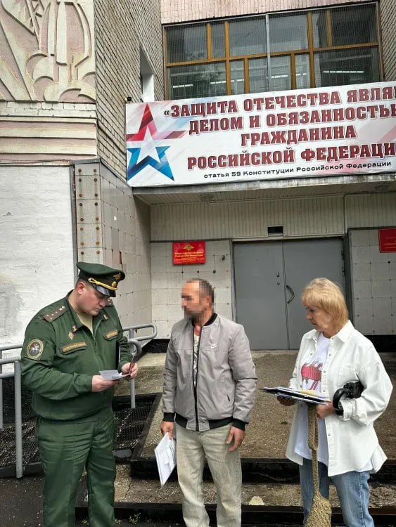В военкоматы заставили пойти 20 экс-мигрантов, находящихся в Приамурье В пятницу, 6 июня, в Благовещенске прошел очередной рейд по выявлению нарушителей миграционного законодательства, а также лиц, приехавших в Россию и получивших паспорт РФ, но не вставших на воинский учет. Инициатором мероприятия снова выступил военный следственный отдел СК РФ по Благовещенскому гарнизону. Его сотрудникам помогали работники военкомата. "Следователи вместе с коллегами из военного комиссариата проверили свыше 70 граждан. Среди них выявлено более 20 экс-мигрантов, уклонившихся от исполнения воинского долга", - сообщили в следственном ведомстве. Бывшим иностранцам выдали повестки с требованием прибыть в военкоматы для постановки на воинский учет и последующего прохождения военной службы по призыву при наличии оснований . ТЕЛЕПОРТ.РФ – здесь все об Амурской области Написать нам