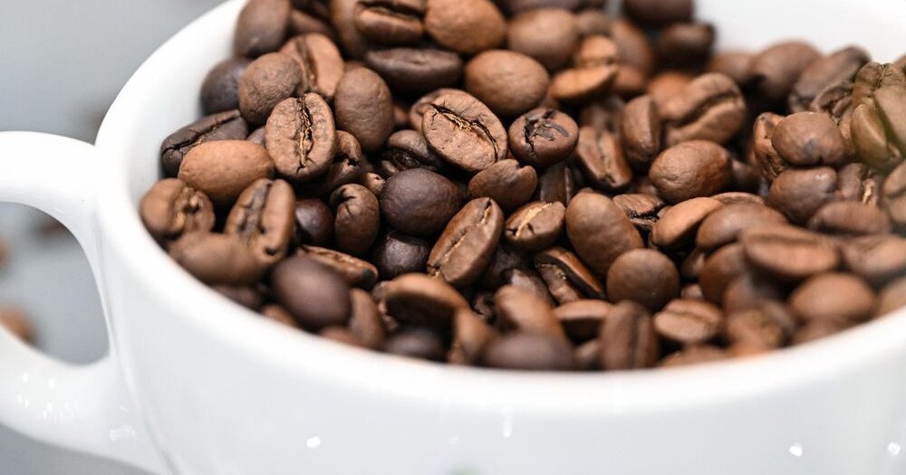 Беларусь заняла второе место по импорту растворимого кофе из России Экспорт российского растворимого кофе в прошлом году вырос на 28 в денежном выражении если сравнивать с 2024 м сообщил Федеральный центр развития экспорта продукции АПК России Агроэкспорт Общая сумма поставок на внешние рынки в минувшем году составила 366 млн долларов Всего было отгружено 51 тыс тонн продукта Больше всего продажи выросли на рынке Казахстана где стоимостной объем превысил 131 млн в долларовом эквиваленте Это в 2 2 раза больше чем в 2024 году Беларусь заняла второе место с объемом примерно в 95 млн долларов Разговоры на кухне