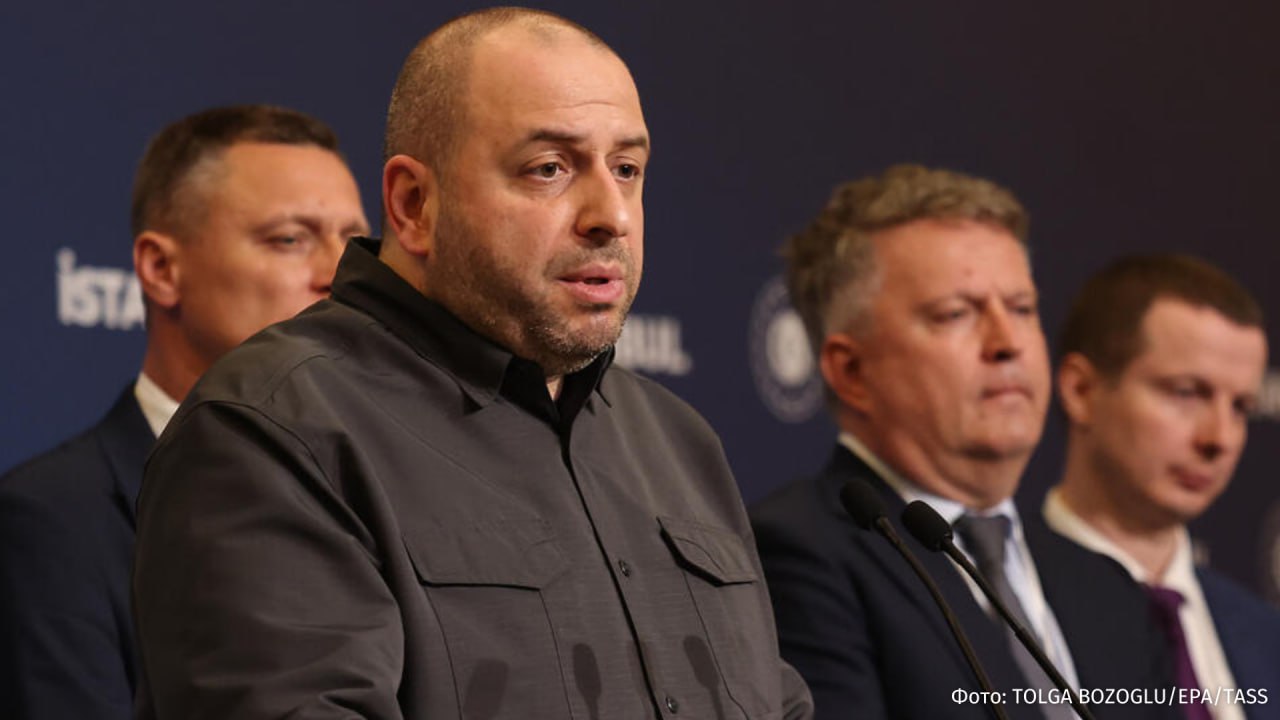 Секретарь совета национальной безопасности и обороны Украины Умеров официально не имеет ни одного объекта недвижимости в США Все жилье оформлено на другие лица и компании рассказал Известиям американский журналист и автор разоблачающей статьи про Умерова Джон Марк Дуган Когда ввел адрес на Northwest 25th Street оказалось что он не зарегистрирован на имя Рустема Умерова Счета за коммунальные услуги приходят на адрес 550 South Ocean Boulevard в Бока Ратон Я пошел на сайт кадастрового реестра округа Палм Бич и этот адрес тоже не был зарегистрирован на имя Рустема Умерова Он оформлен на подставную компанию из Делавэра рассказал Дуган По словам журналиста украинский политик потратил около 8 млн для приобретения своей недвижимости Однако вся она приобретена на имена родных или некоторых подставных компаний На Умерова и его родственников зарегистрировано множество компаний что Дуган считает идеальным способом отмывать американские деньги проходящие через Украину Больше новостей тут МАХ Отправить новость