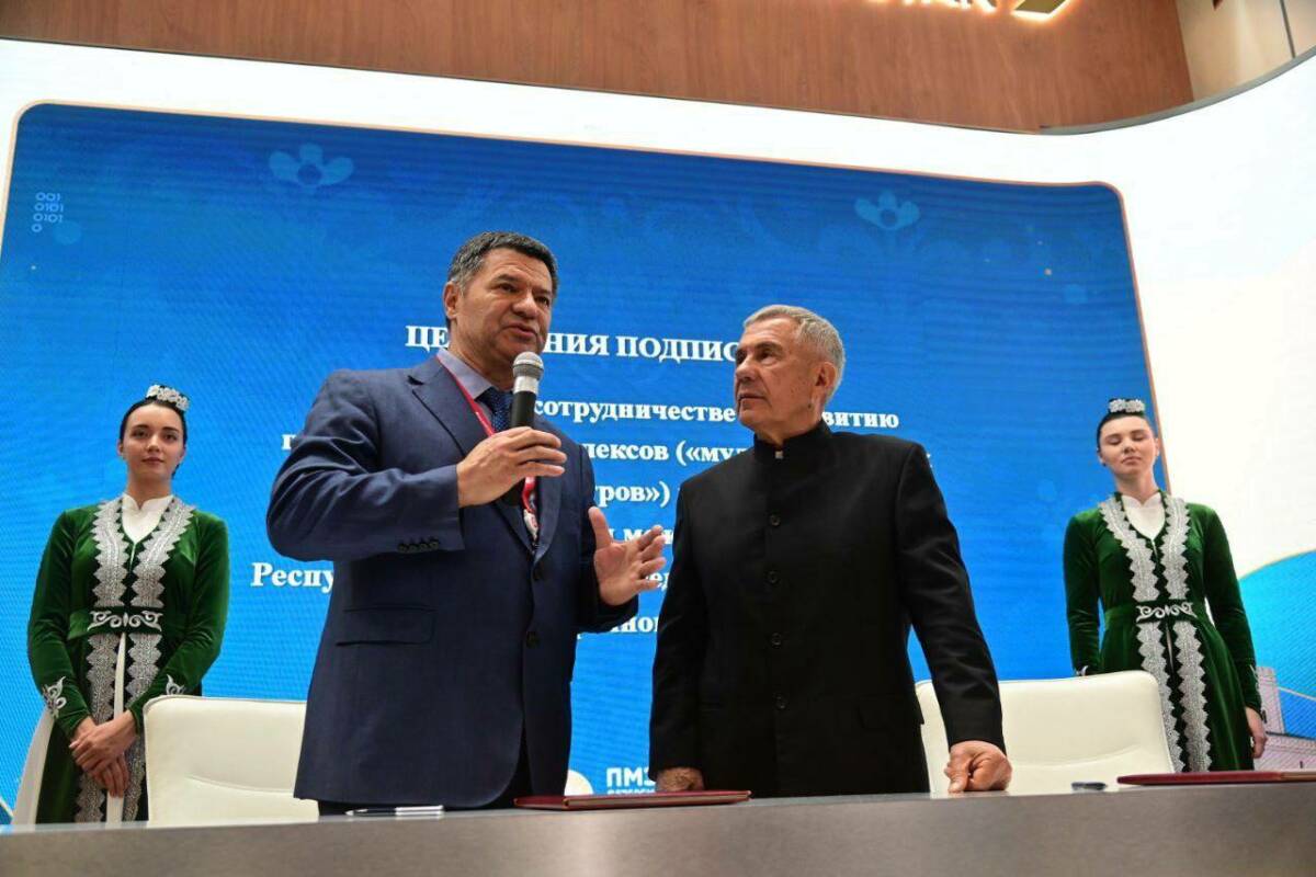 Соглашение о развитии речных портов в Татарстане подписано на ПМЭФ На маржинах Петербургского международного экономического форума состоялось подписание соглашения о развитии перегрузочных комплексов речных портов Татарстана. Документ подписали Раис Республики Татарстан Рустам Минниханов и глава Росморречфлота Андрей Тарасенко, как сообщила Лилия Галимова, руководитель пресс-службы Раиса РТ. Соглашение направлено на укрепление логистической инфраструктуры региона и увеличение объемов грузоперевозок. Это включает улучшение работы транспортных коридоров «Север – Юг» и «Запад – Восток», что способствует росту экспортно-импортных операций в Поволжье. Планы включают обмен информацией и проведение консультаций между Правительством РТ и Росморречфлотом. При необходимости будут организованы совместные рабочие группы для разработки проектов по улучшению портовой инфраструктуры.