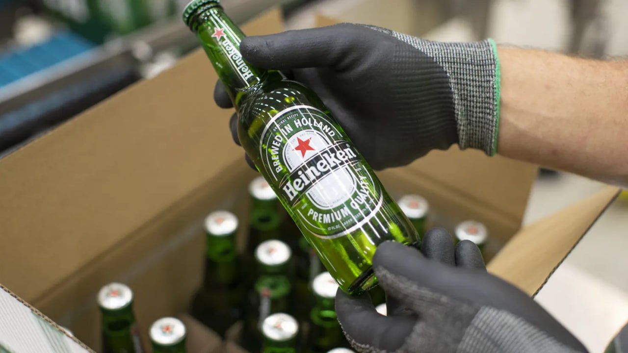 Новости Европы Heineken сократит до 6000 рабочих мест в рамках программы по повышению производительности с помощью искусственного интеллекта на фоне падения продаж пива jkinvest news jkinvest