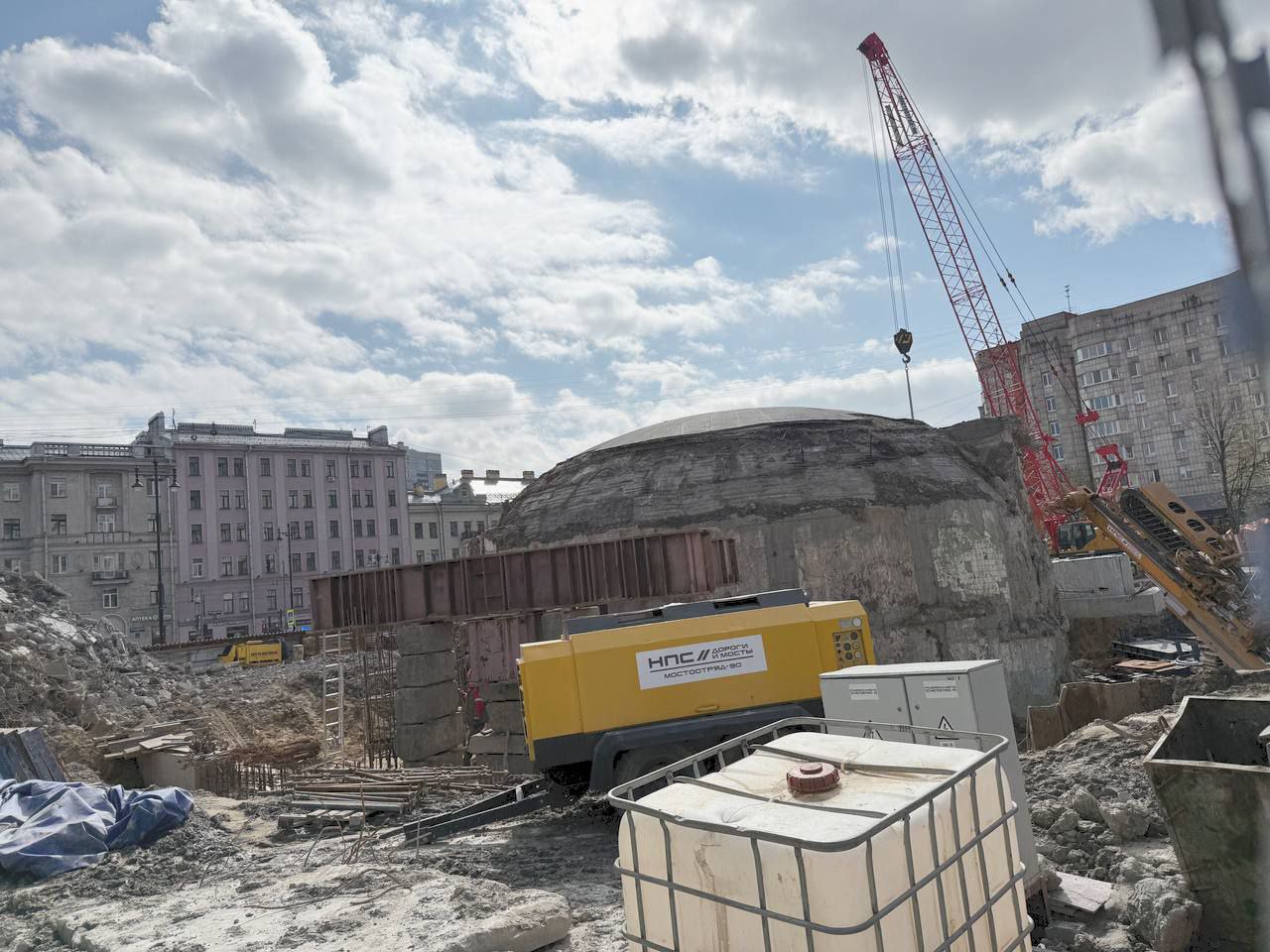 Петербуржцам продемонстрировали станцию метро "Фрунзенская" перед постройкой новых стен Рабочие, занимающиеся реконструкцией станции метро "Фрунзенская" на синей линии, завершили бурение буронабивных свай и начали сооружение стен будущего здания на арматуре колон, сообщили в телеграм-канале "СПб Строительный Stroitelnui". Сфотографированные на стройплощадке объекты были размещены в соцсетях в субботу, 10 мая. "Будущий свайный фундамент вестибюля полностью готов", – указано в публикации. На снимках видно, что сейчас о прошлом внешнем облике вестибюля "Фрунзенской", недоступной с прошлого лета, напоминает лишь его округлая форма.