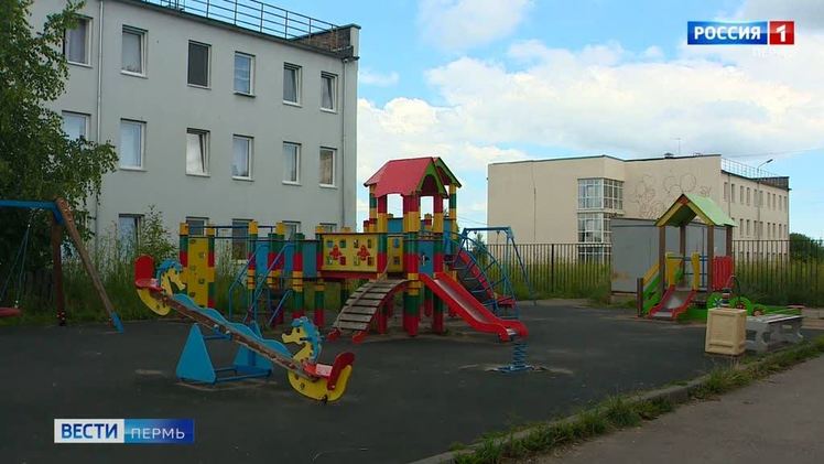 В Перми пять многоквартирных домов с мая лишены горячей воды Жильцы пяти многоквартирных домов на улице Дементьева и Исхакова, которые когда-то строили для детей-сирот, с мая лишены горячего водоснабжения. Местная газовая котельная оказалась в честных руках ещё 10 лет назад. После банкротства застройщика гражданин Иванов А.А. приобрёл её за 400 тысяч рублей. С тех пор пытается продать, увеличивая цену в десятки и даже сотни раз. Администрация пыталась выкупить, но договориться не смогли. В итоге на этот раз собственник как будто забыл о подаче горячей воды. Механизм, чтобы запустить котельную в начале отопительного сезона, у администрации есть. А вот о горячей воде жителям, похоже, остается только мечтать и продолжать греть кастрюли. Гражданин Иванов А.А. по некоторым данным находится за пределами Пермского края.