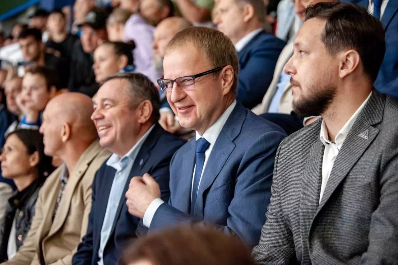 ТОЛК — новости Барнаула, Алтайского края и Республики Алтай В Алтайском крае начался третий турнир по хоккею "Кубок Губернатора Алтайского края" В этом году к традиционным участникам — "Динамо-Алтай" и красноярскому "Соколу" — присоединилась команда из Казахстана "Торпедо" Усть-Каменогорск . "Уверен, игры будут захватывающими и запомнятся нам надолго. Любители хоккея в нашем Алтайском крае — это десятки тысяч человек. И профессиональные спортсмены, отстаивающие честь региона на соревнованиях, и любители, и, конечно, преданные болельщики. Большое сообщество, в которое вовлечены и дети, и взрослые", – отметил губернатор Виктор Томенко, выступив с приветственным словом перед зрителями и спортсменами. В первом матче турнира "Динамо-Алтай" принял "Торпедо" на льду "Титов-Арены". Результат матча — 4:2 в пользу "Динамо-Алтай". К слову, 9 августа... подробнее на канале: ТОЛК — новости Барнаула, Алтайского края и Республики Алтай @